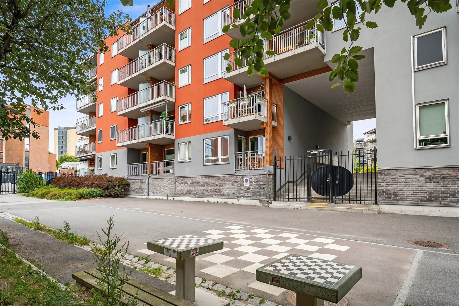 Leiligheten vender mot en rolig og skjermet gate uten gjennomgangstrafikk. Galleribilde