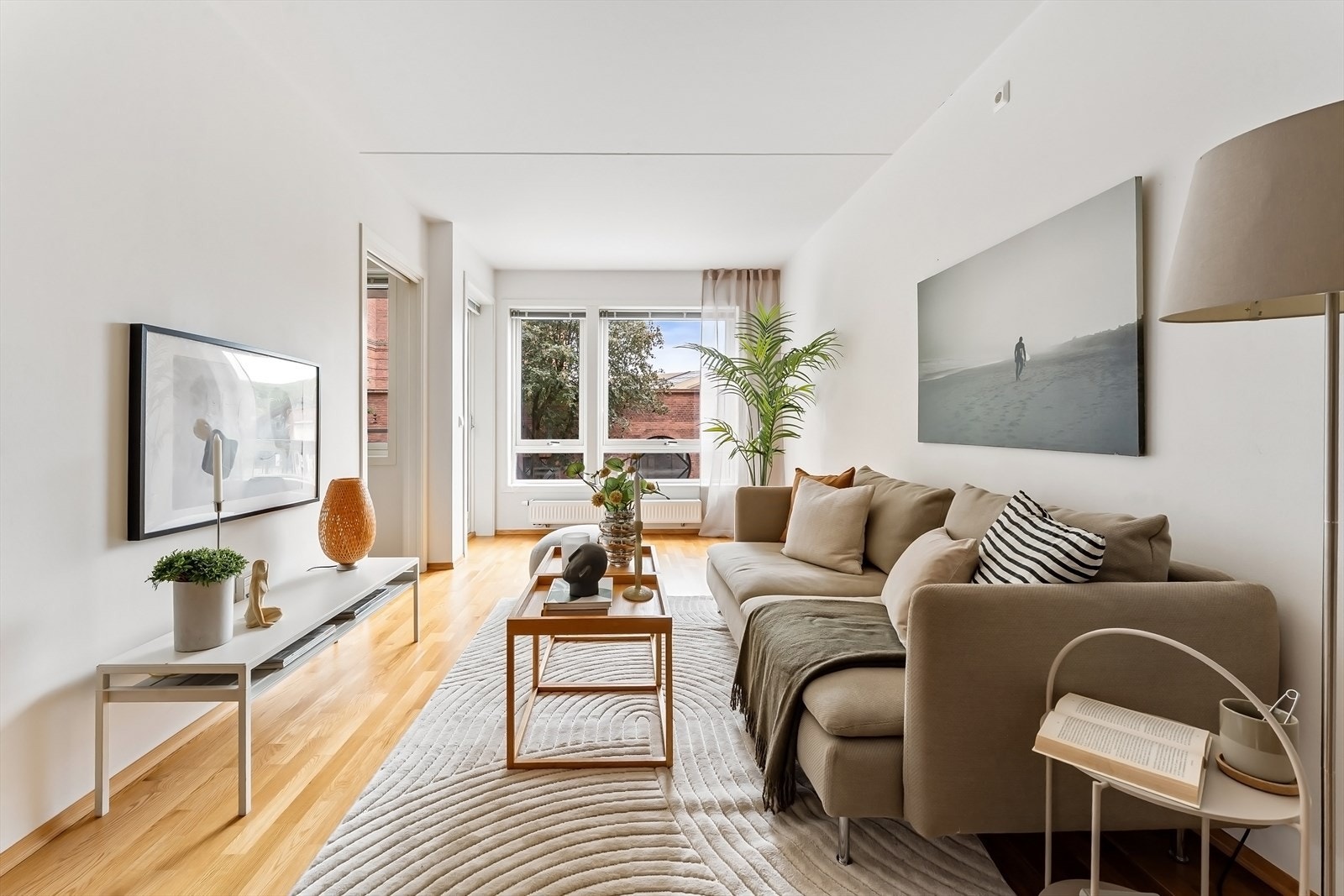 Stue med tiltalende utsikt over et rolig nabolag og direkte utgang til balkong. Galleribilde