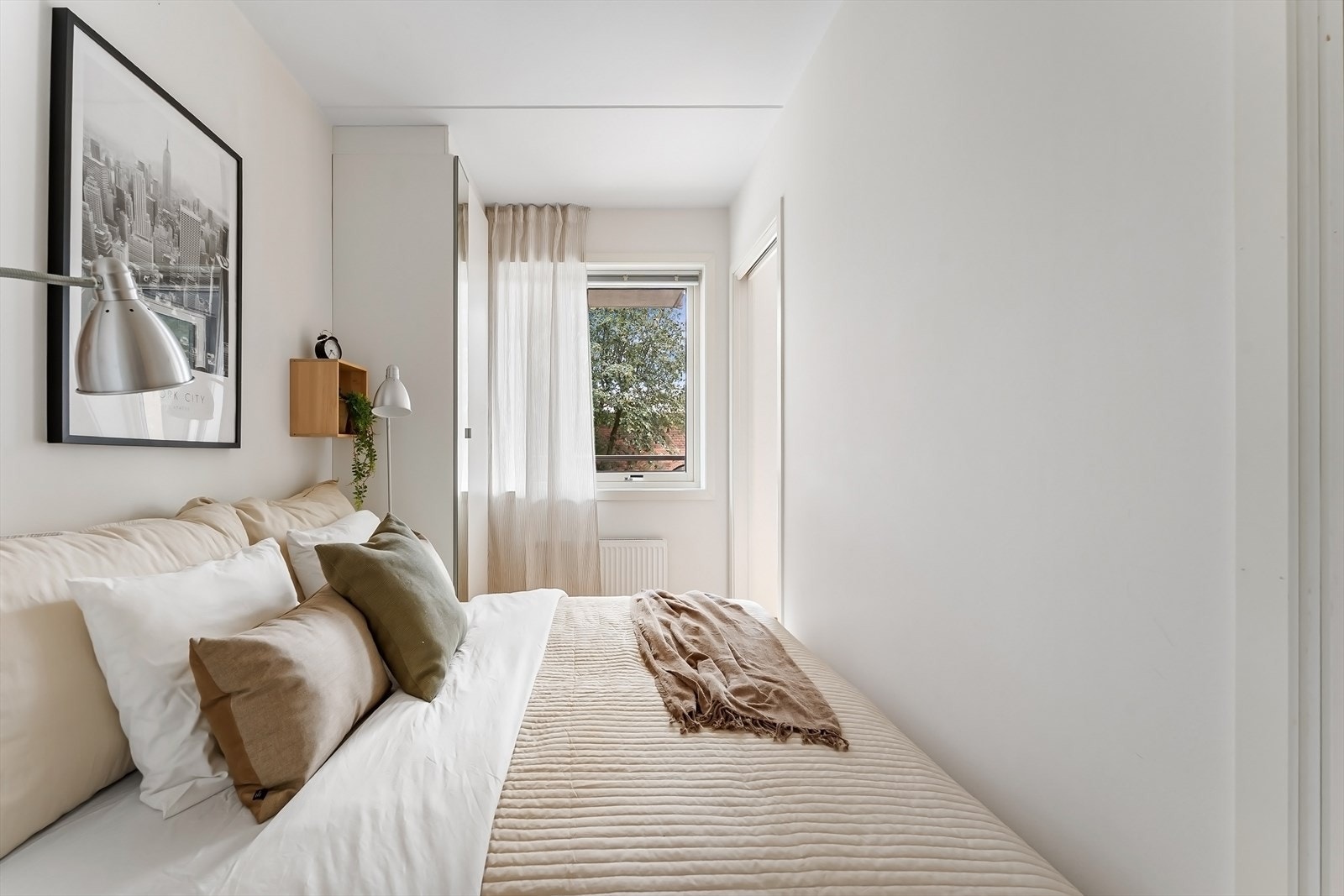 Soverommets vinduer vender ut mot egen balkong. Galleribilde