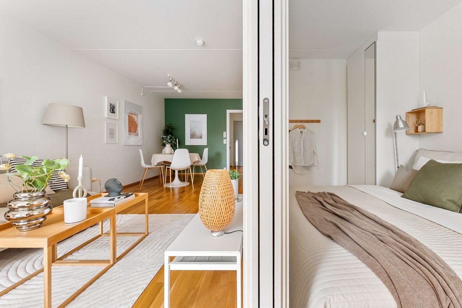 Praktisk soverom i direkte tilknytning til stuen, utstyrt med stilren innfelt skyvedør. Galleribilde