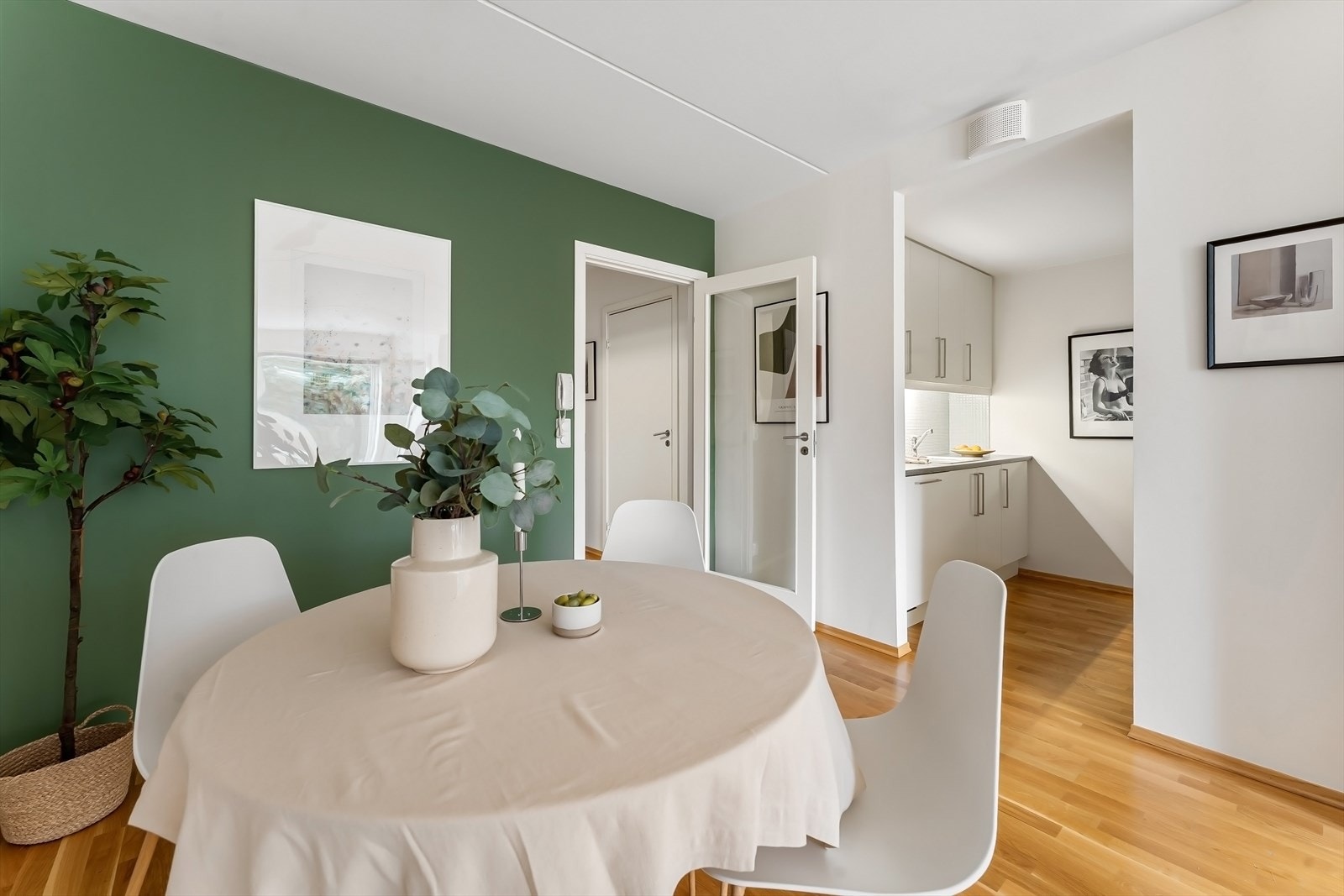 Spisestuen er praktisk plassert i umiddelbar nærhet til kjøkkenet. Galleribilde