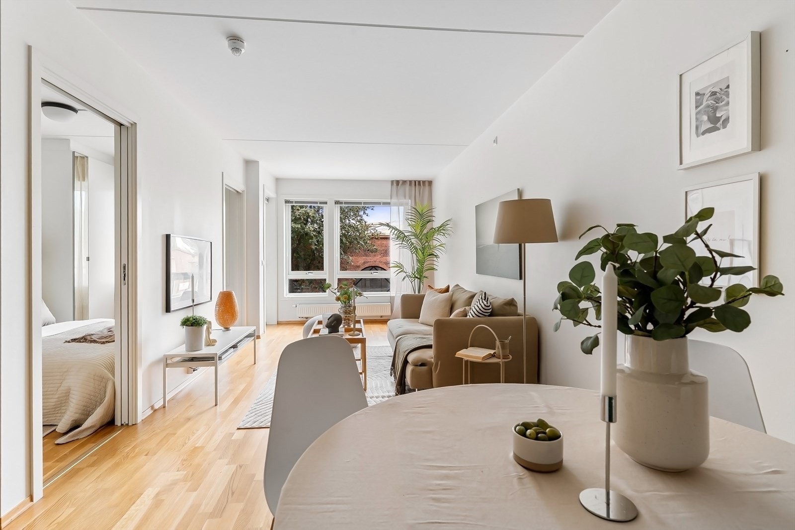 Romslig stue med muligheter for både spisebord og salongmøblement. Galleribilde