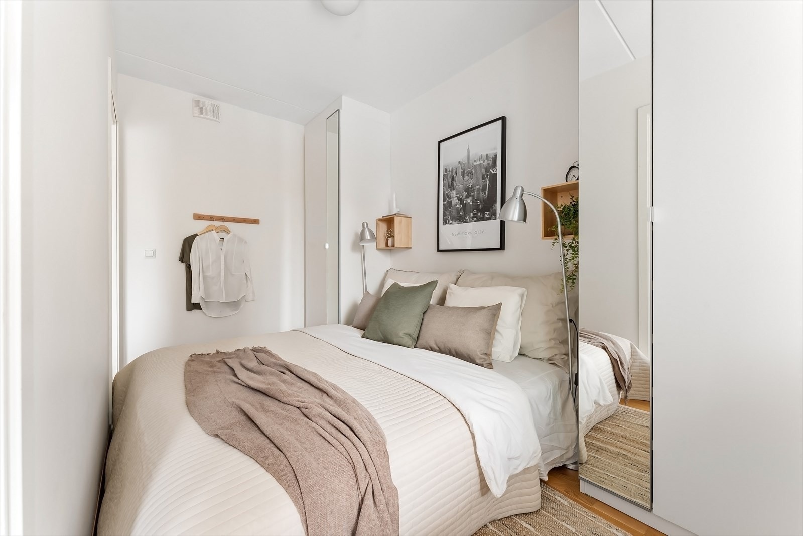 Soverom med praktiske garderobeskap plassert på begge sider av sengen. Galleribilde