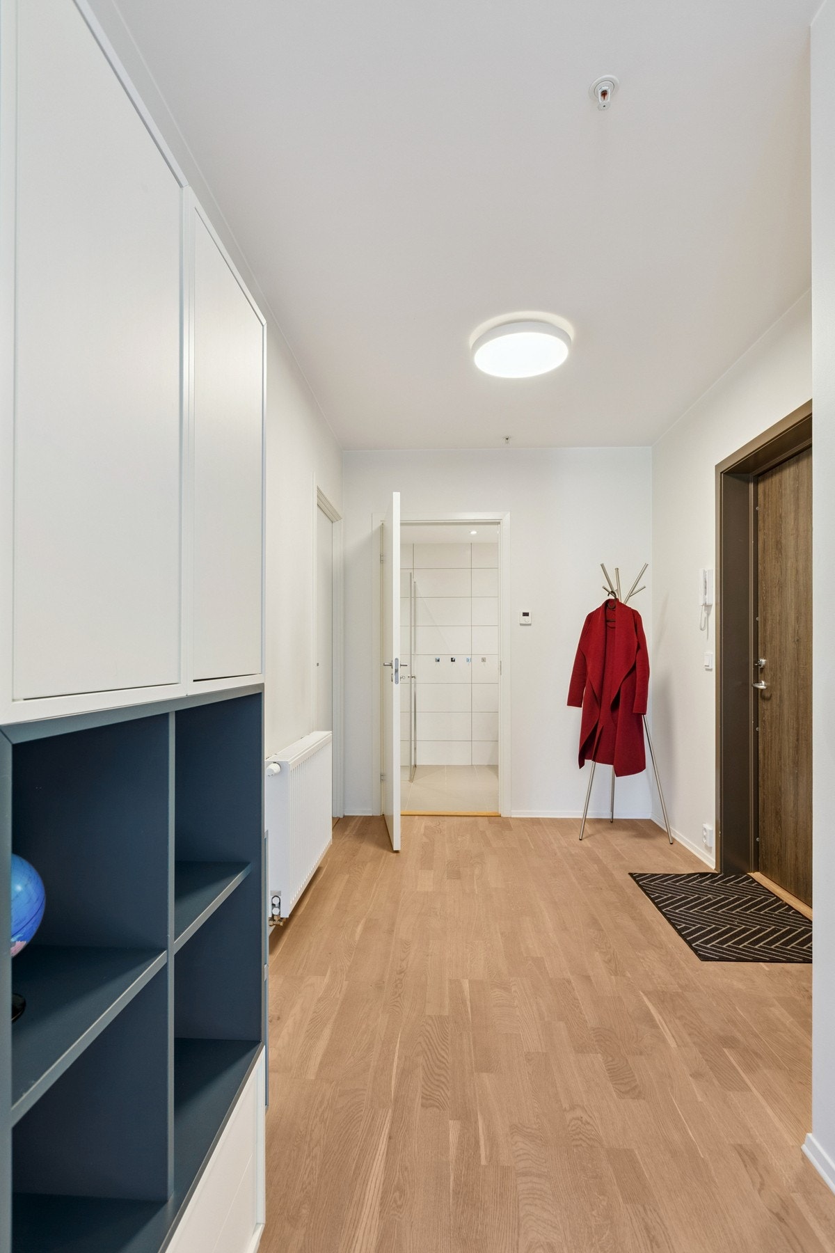 Lys og romslig entre på 8 kvm med varmeovn gir et godt første inntrykk. Galleribilde