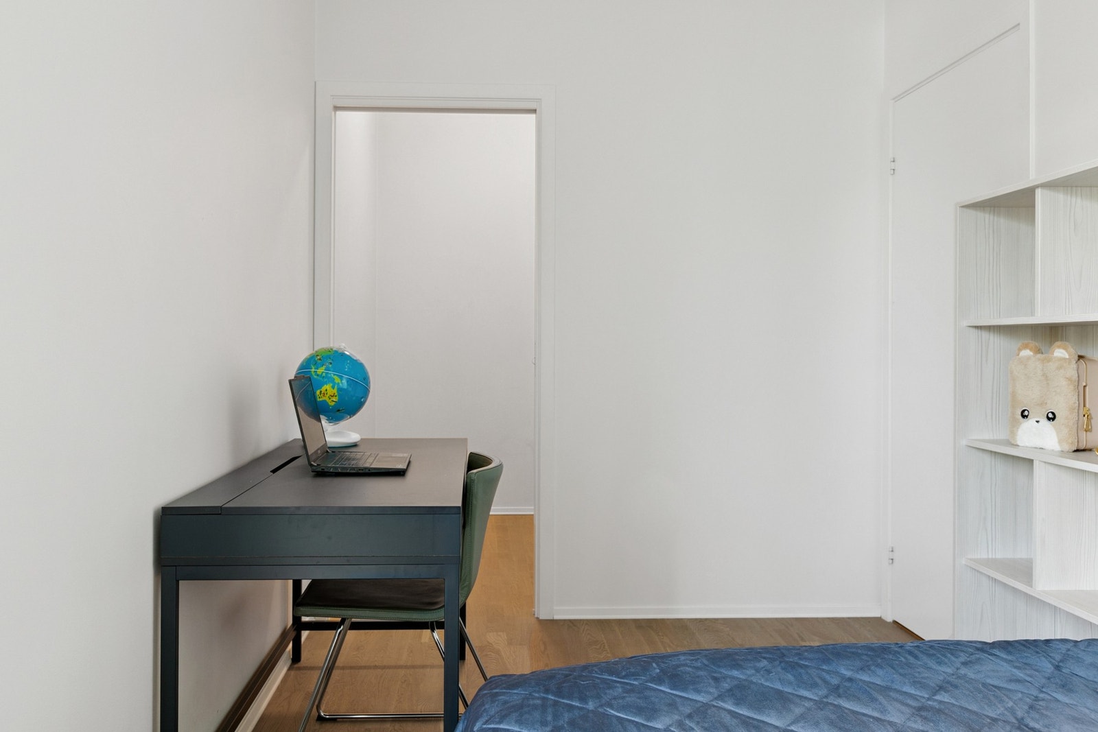 Fra soverommet har du direkte tilgang til en praktisk innvendig bod på 3 kvm - perfekt som walk-in garderobe for deg som ønsker ekstra oppbevaringsplass. Galleribilde