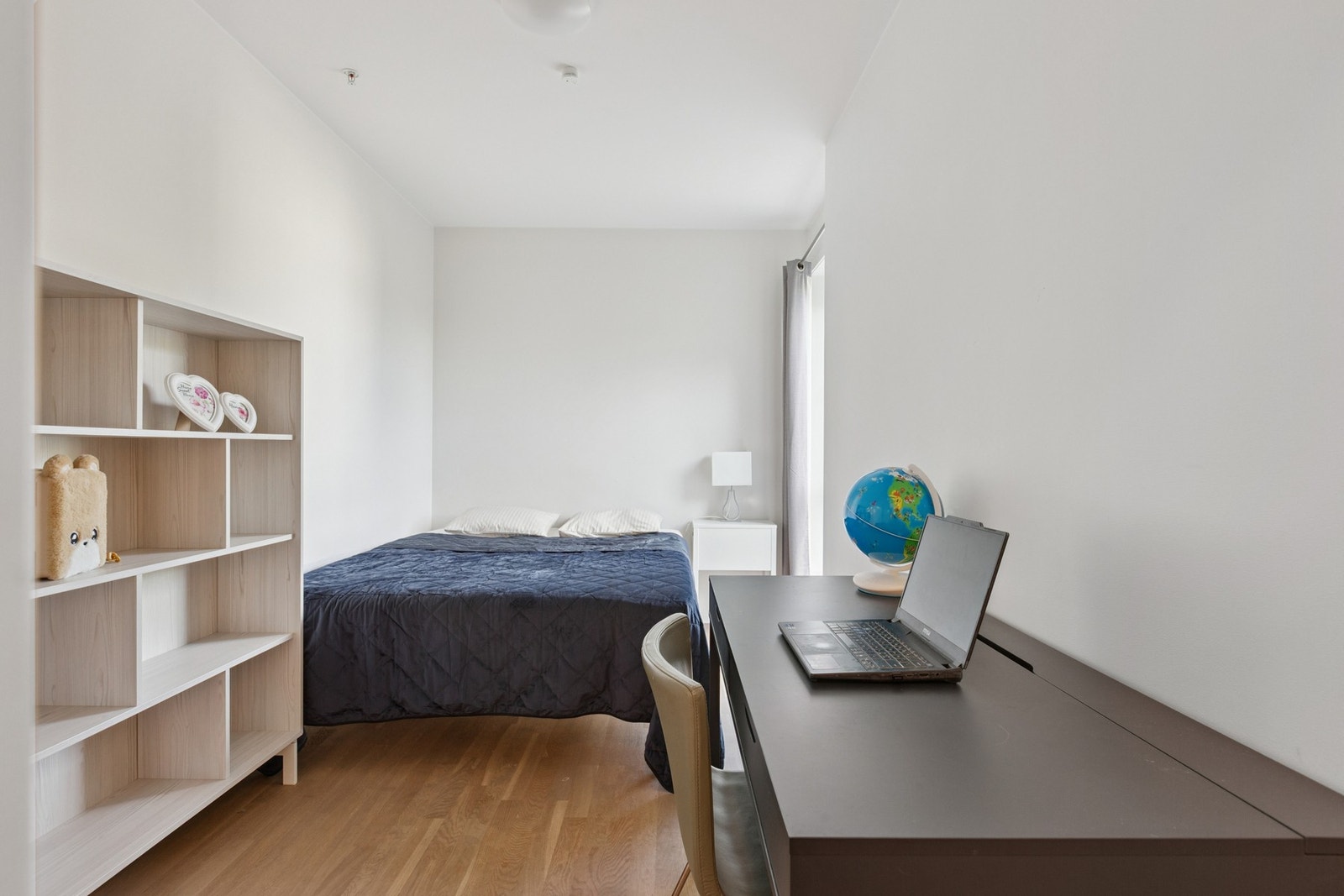 Leiligheten har et romslig soverom på 10 kvm. med god plass til ønsket møblement. Galleribilde