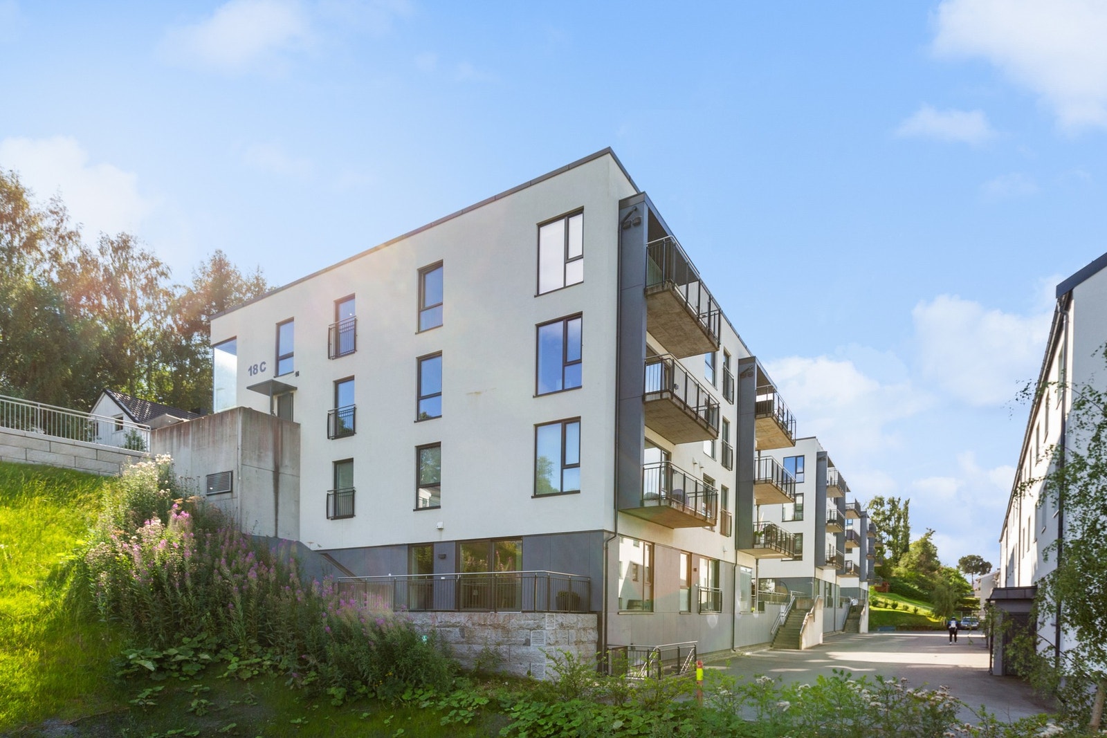 Fra Øystein Møylas veg 18C har du kort vei til byens største studiesteder - kun ca. 2,5 km til NTNU Gløshaugen, 3,5 km til NTNU Kalvskinnet, 5,5 km til NTNU Dragvoll og 6 km til Handelshøyskolen BI - Campus Trondheim. Galleribilde