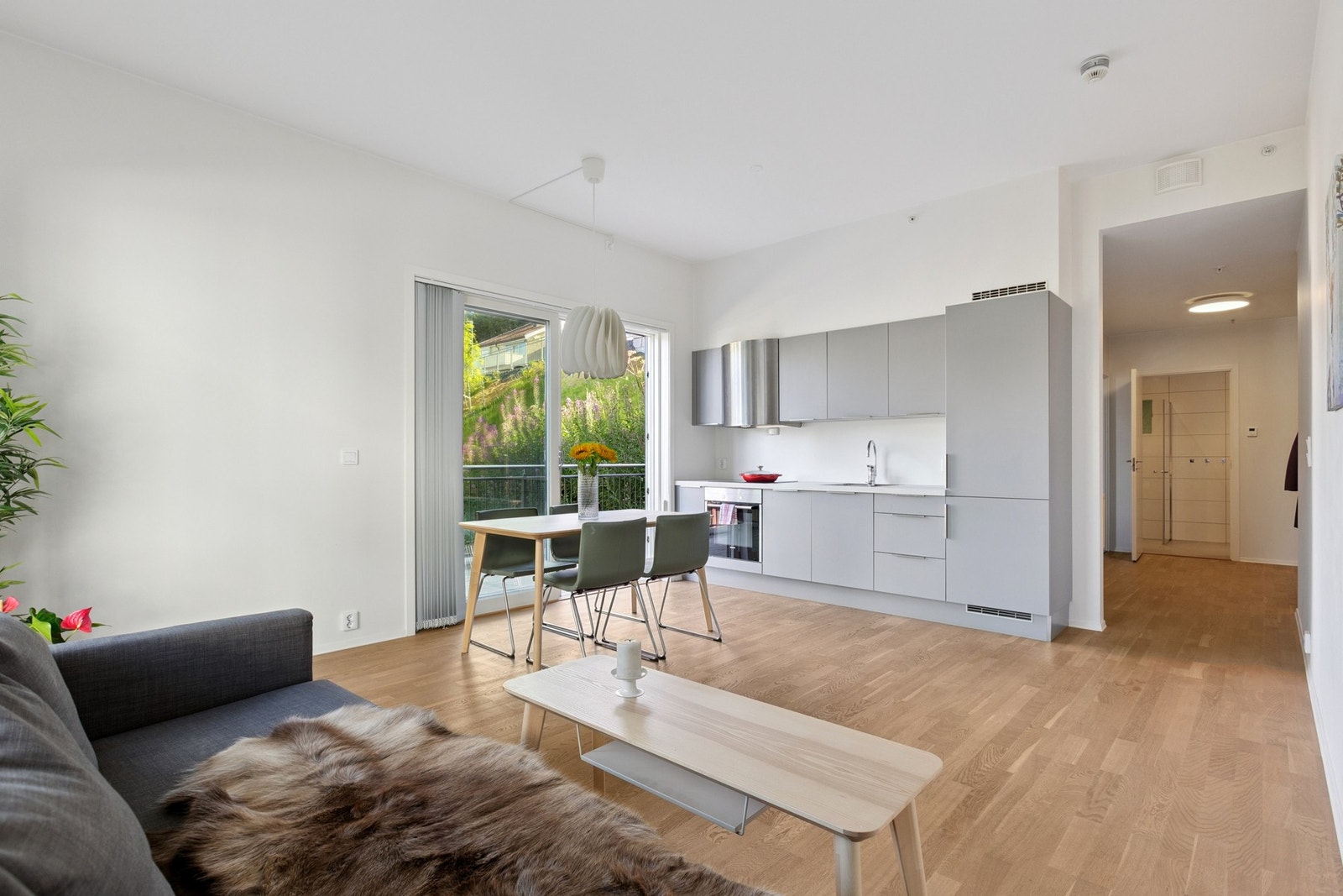 Leiligheten har moderne kvaliteter som fjernvarme, balansert ventilasjon og heis i bygget. Galleribilde