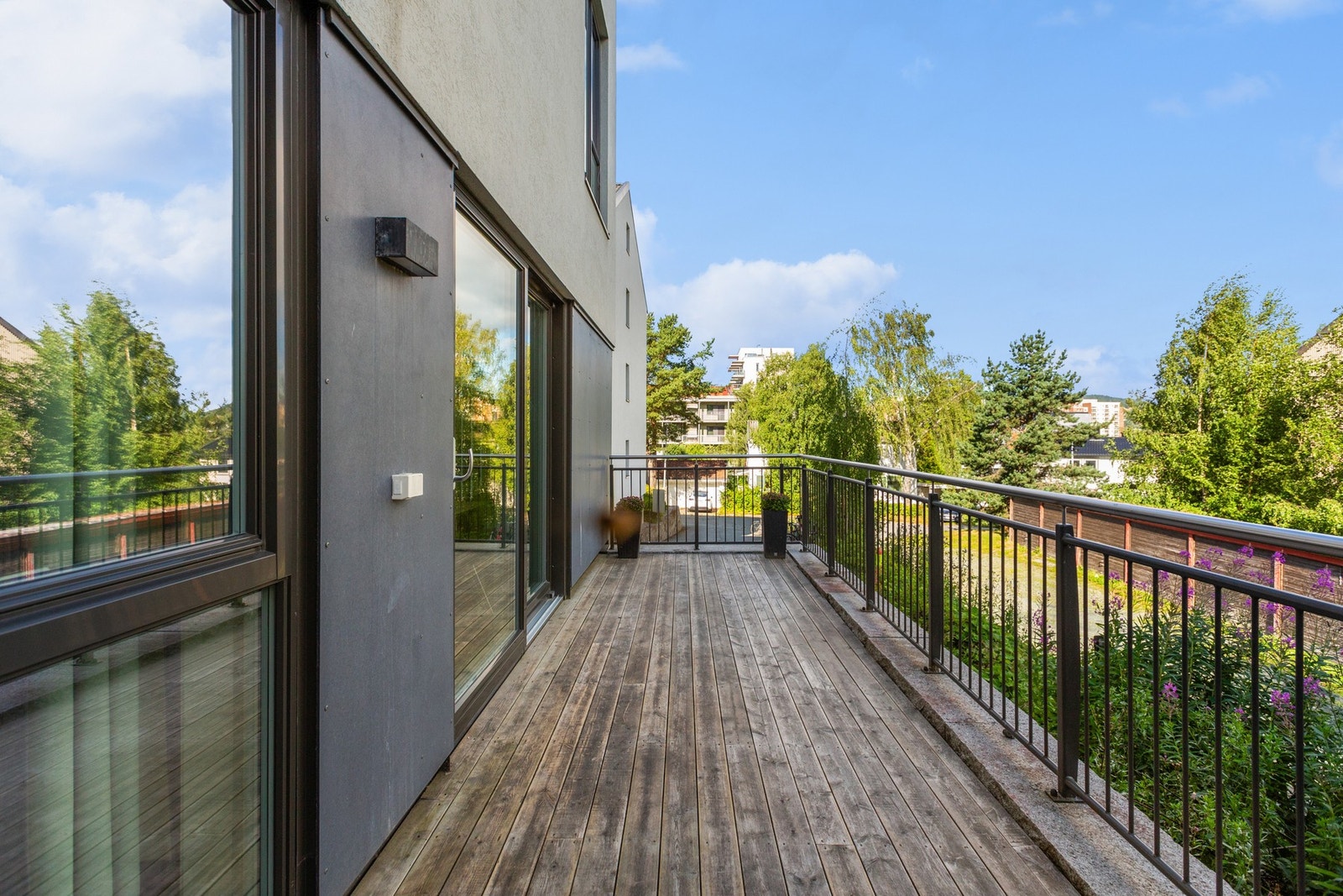 Terrassen er hele 15 kvm og byr på rikelig plass til utemøbler - et perfekt sted for å slappe av. Galleribilde