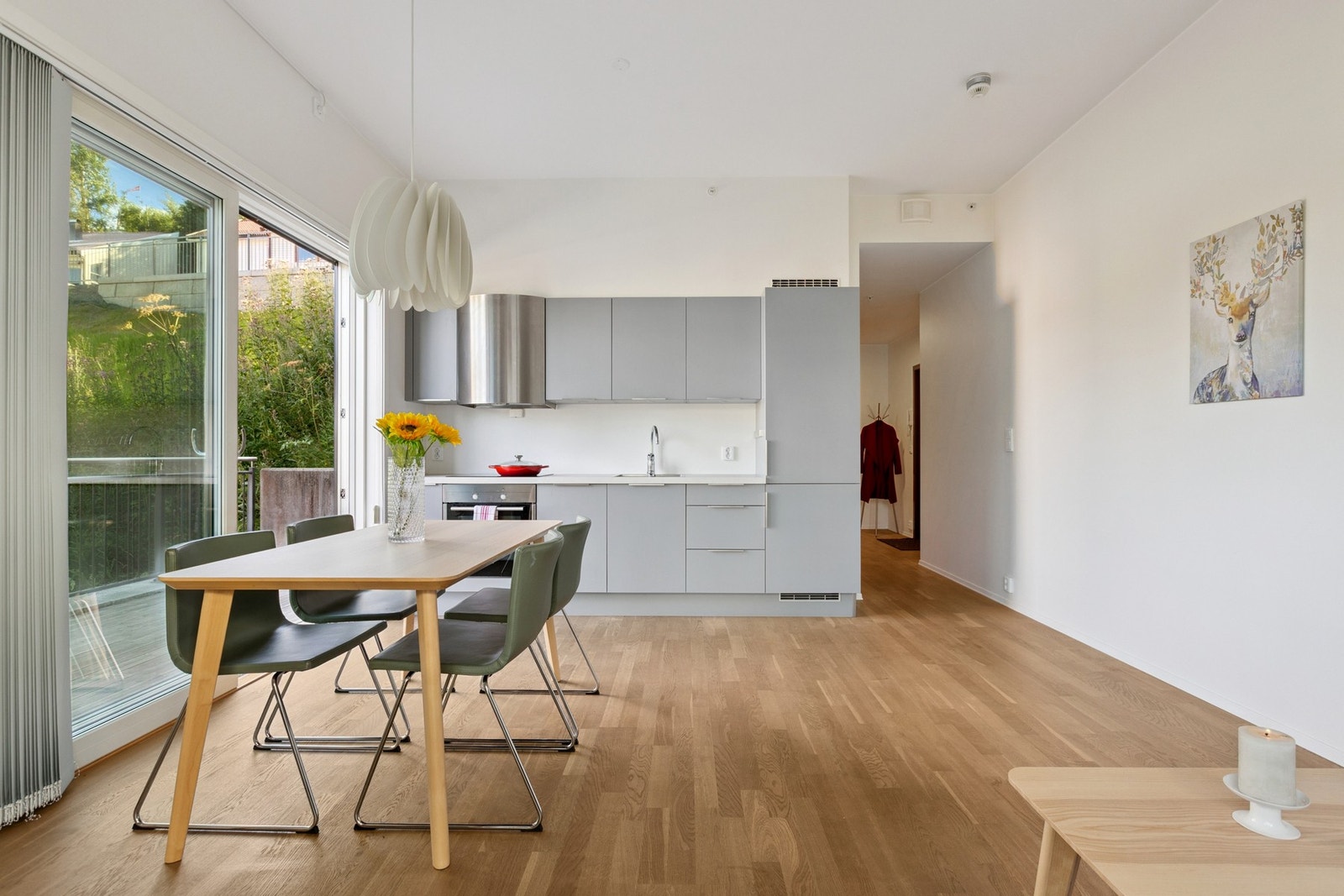 Bo med alt du trenger innen rekkevidde - kun 3 minutter til dagligvare, treningssenter og yogastudio, samt et bredt kollektivtilbud med busslinjene 10, 18, 73, 74, 79 og 103 rett i nærheten. Galleribilde