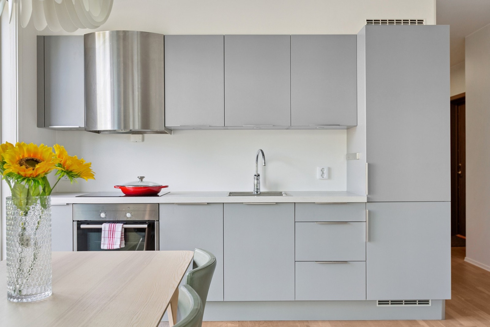 Kjøkkenet har integrerte hvitevarer som stekeovn, platetopp, oppvaskmaskin og kjøleskap med fryser. Det er også installert vannstopper med fuktsensor og komfyrvakt for ekstra trygghet. Galleribilde