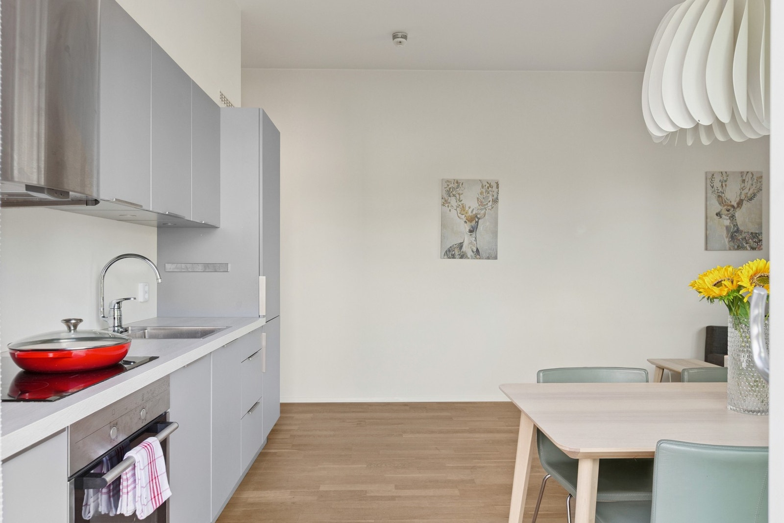 Kjøkkenet er moderne og av kvalitetsmerket Mobalpa. Galleribilde