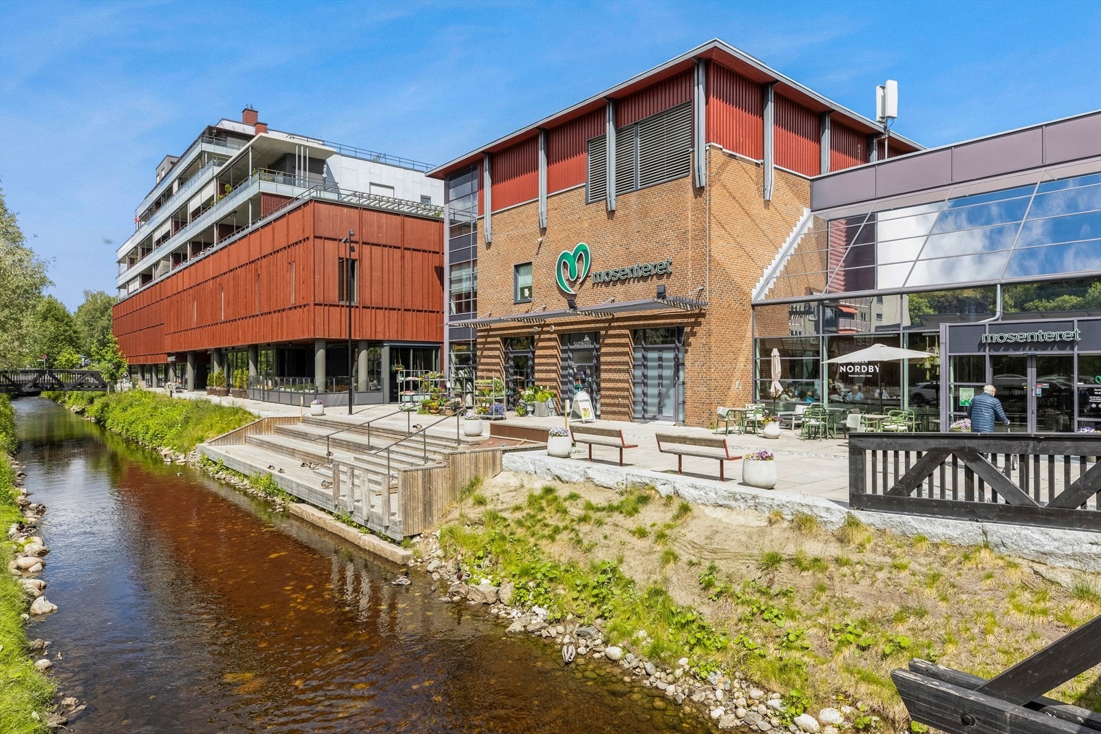 Mosenteret kan friste med herlig bakst og hyggelige spisested. Samt både klær, sko og interiør butikker. Galleribilde