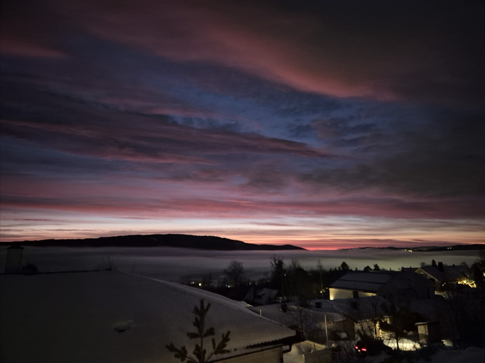 Over Romrikåsen kan soloppgangen by på vakre og levende øyeblikk som setter tonen for dagen - alltid i endring, alltid verdt å stoppe opp for. Galleribilde