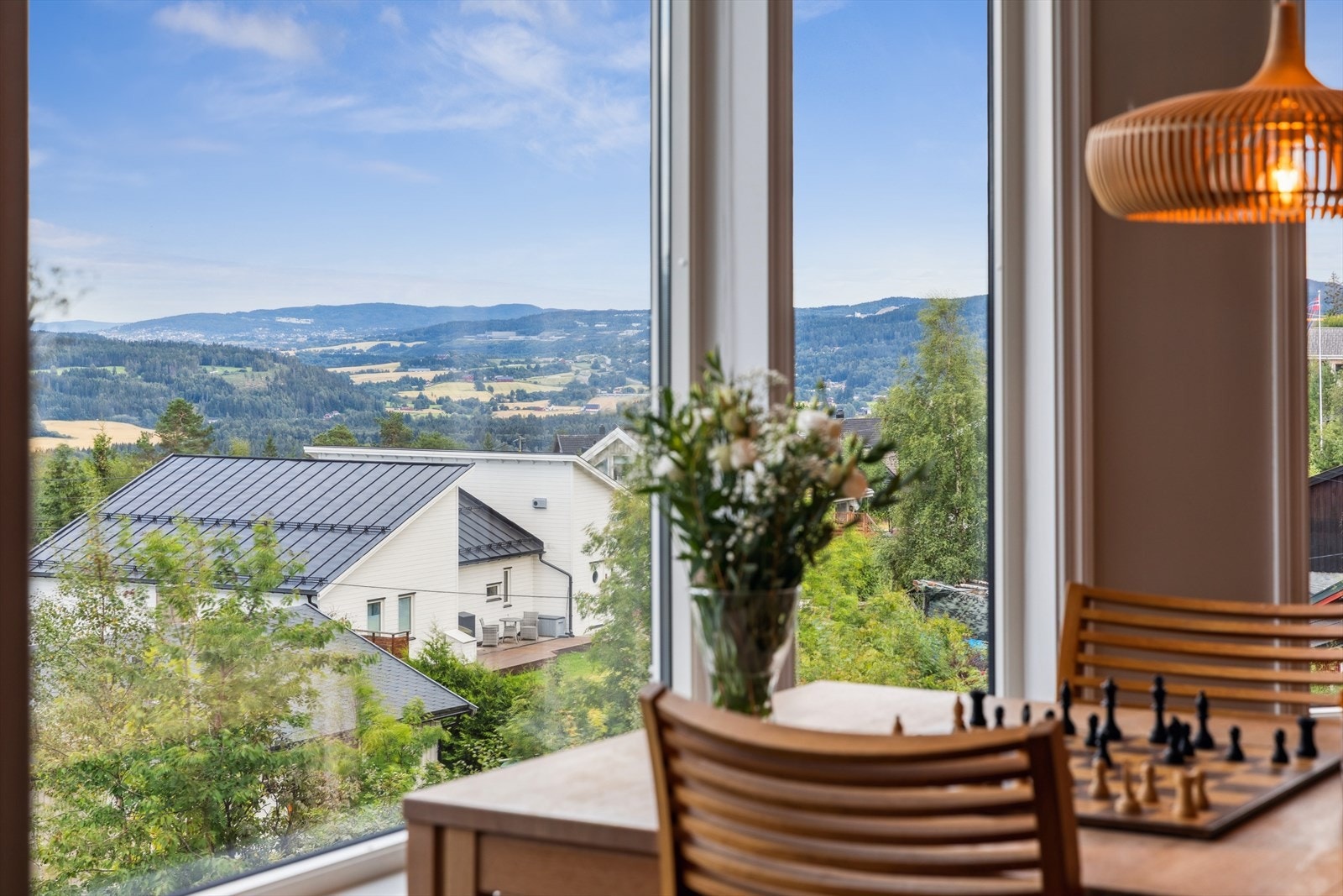 Her får du en bolig med rikelig med naturlig lys og en fantastisk utsikt som kan nytes fra både stue og kjøkken. Galleribilde