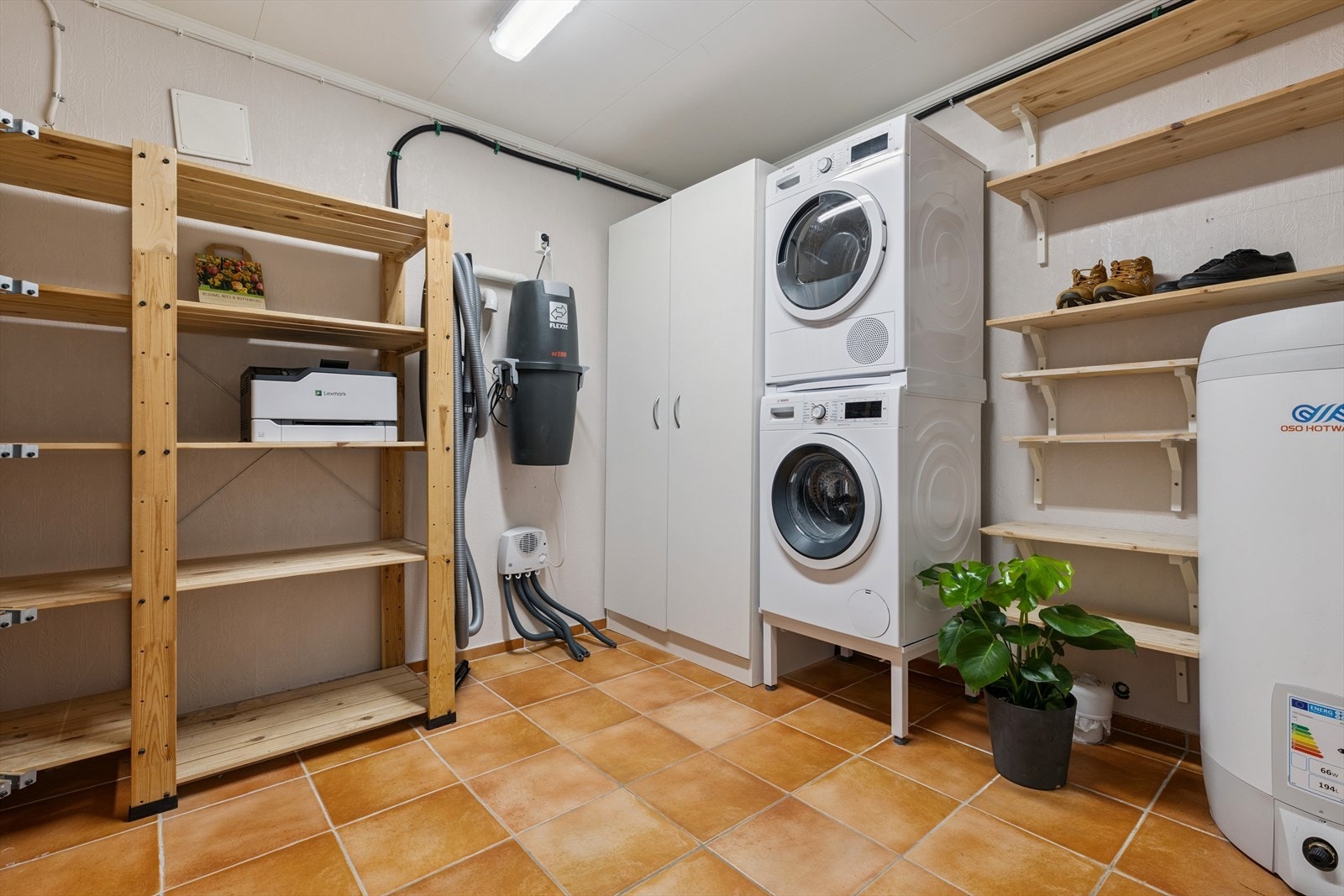Boligen har et meget praktisk vaskerom som også ligger i underetasjen, med god plass til både vaskemaskin og tørketrommel. Galleribilde