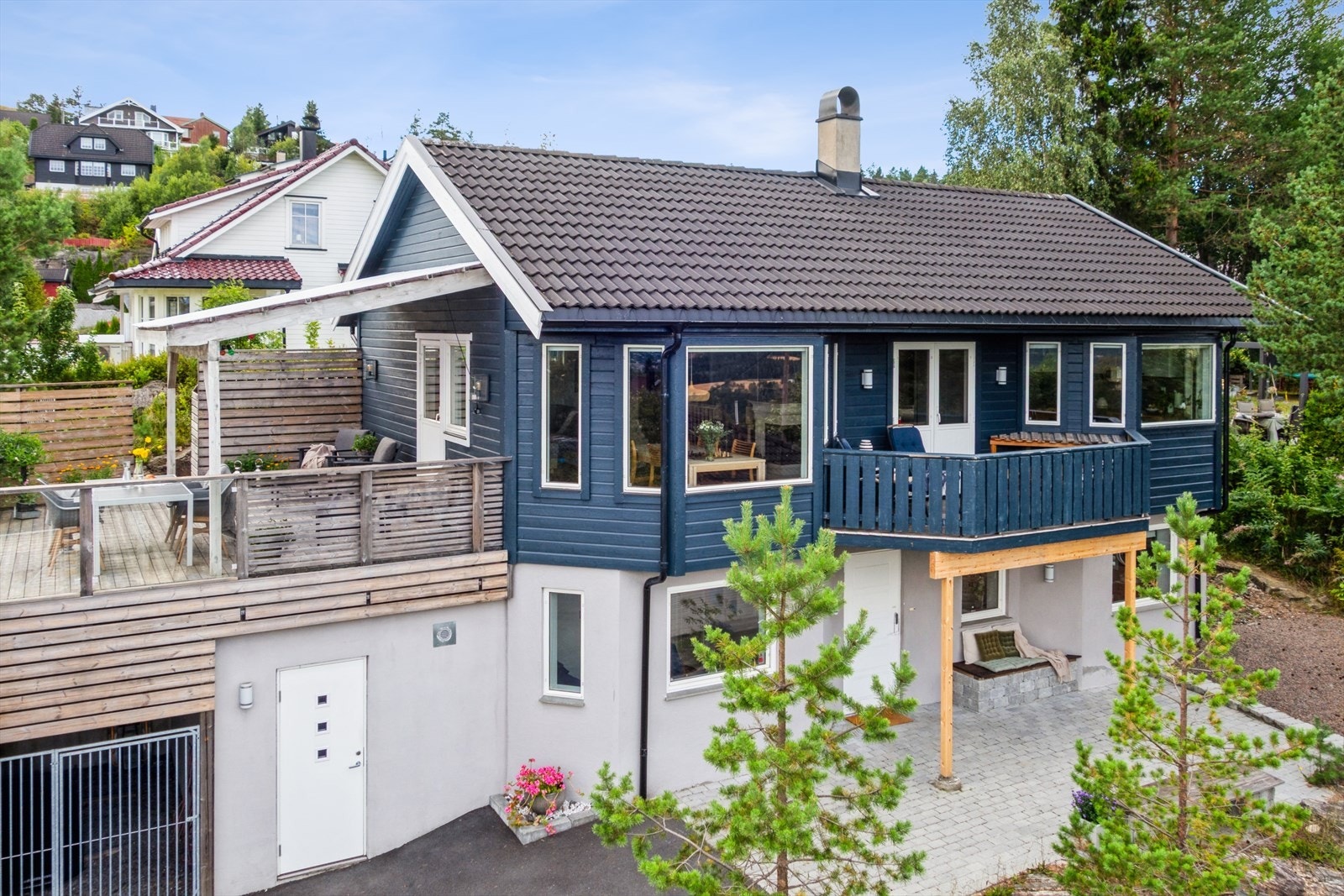 Store vindusflater og en romslig terrasse skaper en perfekt ramme for både hverdagsliv og sosiale sammenkomster. Galleribilde
