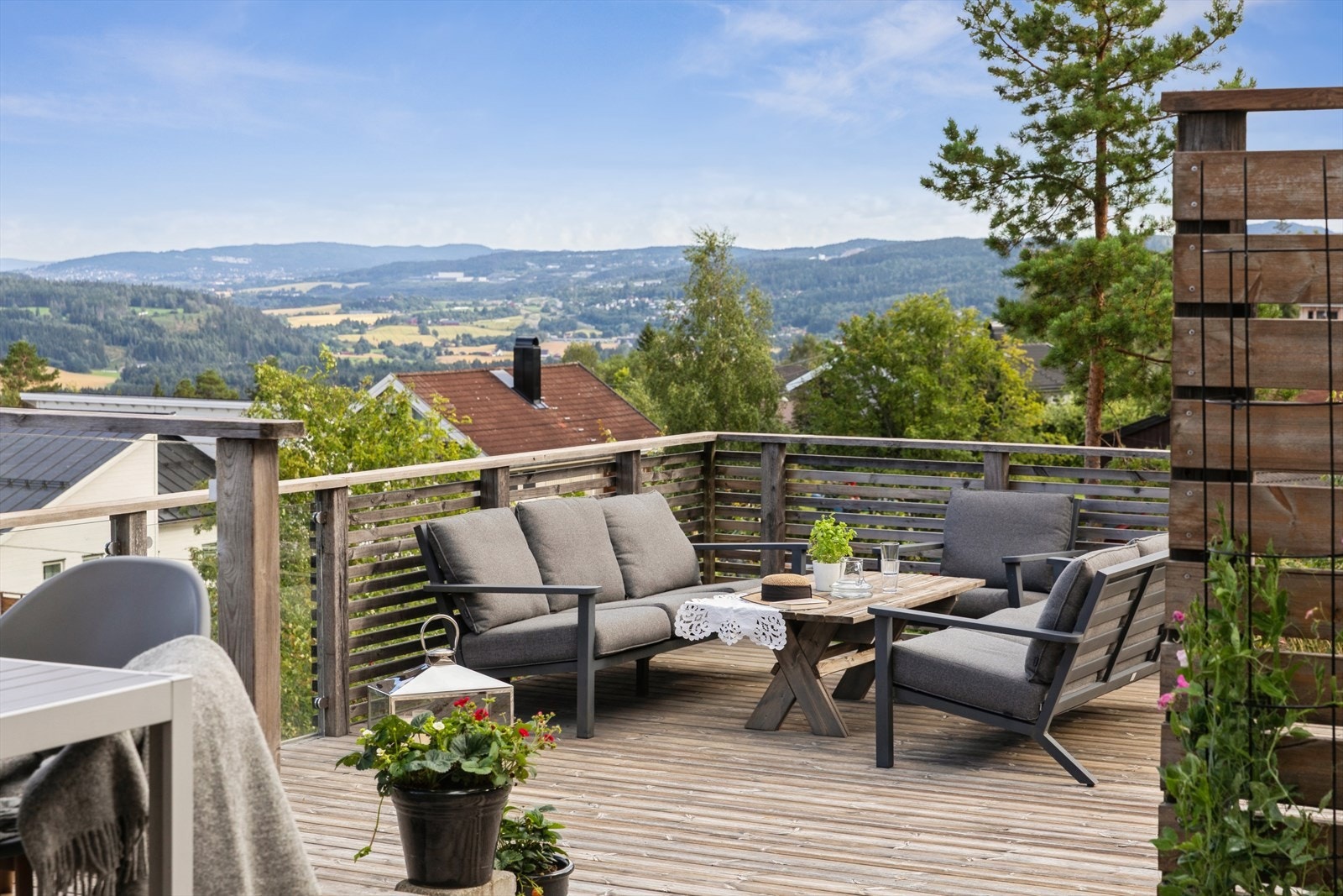 Dette er boligens hjerte utendørs, med plass til både spisegruppe, lounge og grill. Her kan du nyte lange sommerkvelder med utsikt og ro. Galleribilde