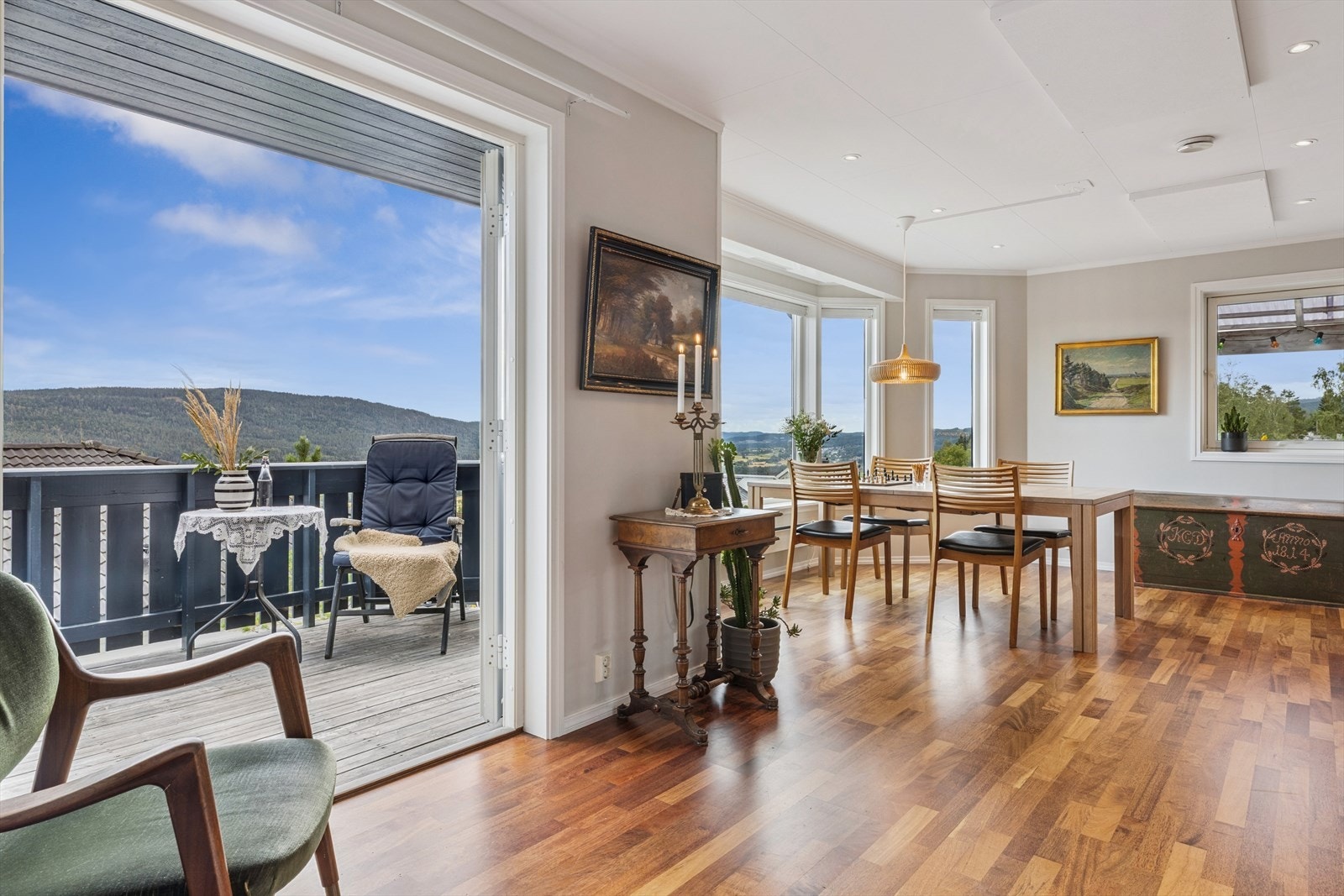 Mellom stuen og kjøkkenet er det utgang til en herlig terrasse og et fint sted for morgenkaffen. Galleribilde