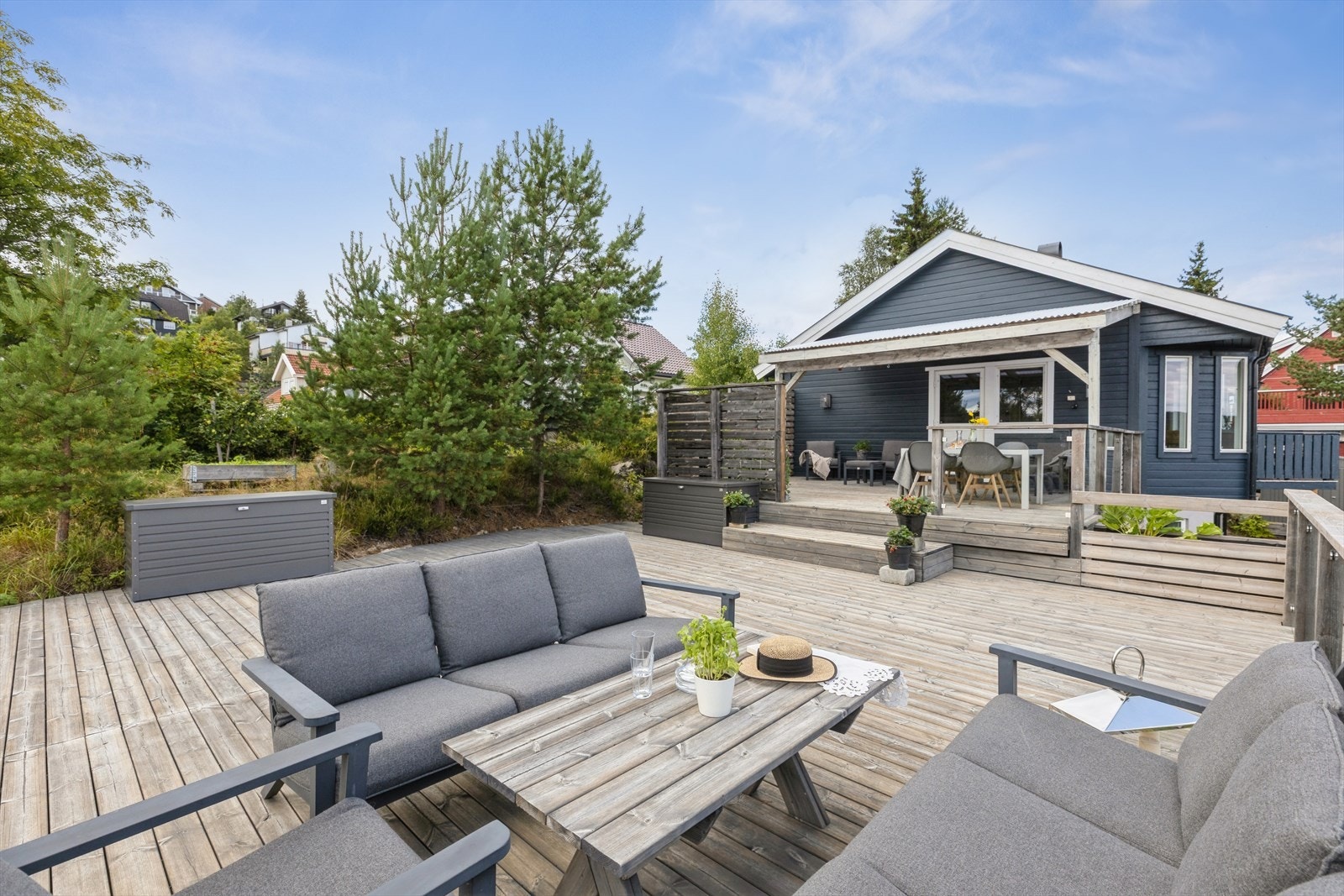 Stor terrasse på ca 70 kvm inndelt i ulike soner, her er det rikelig med plass til alle. Galleribilde