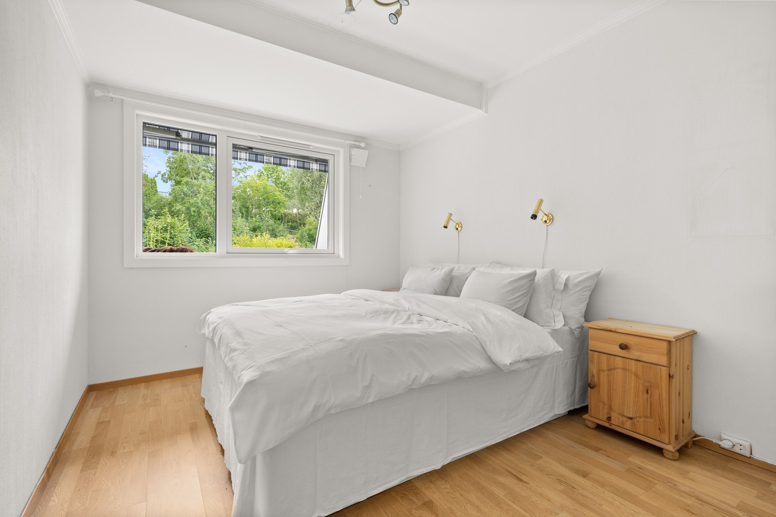 God plass til dobbelseng og oppbevaring. Galleribilde