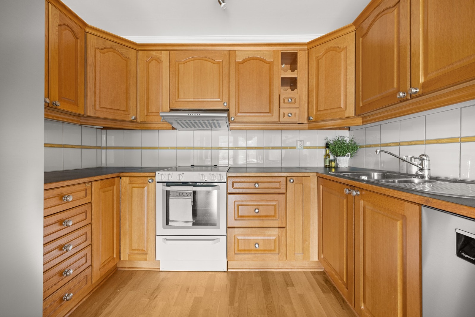 Kjøkkeninnredning med profilerte fronter og benkeplater av laminat Galleribilde