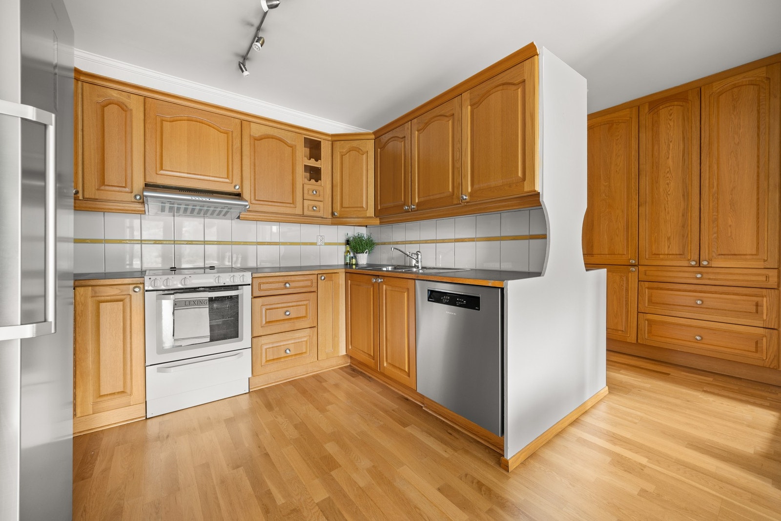 Kjøkken med solid oppbevaring og klassiske løsninger. Galleribilde