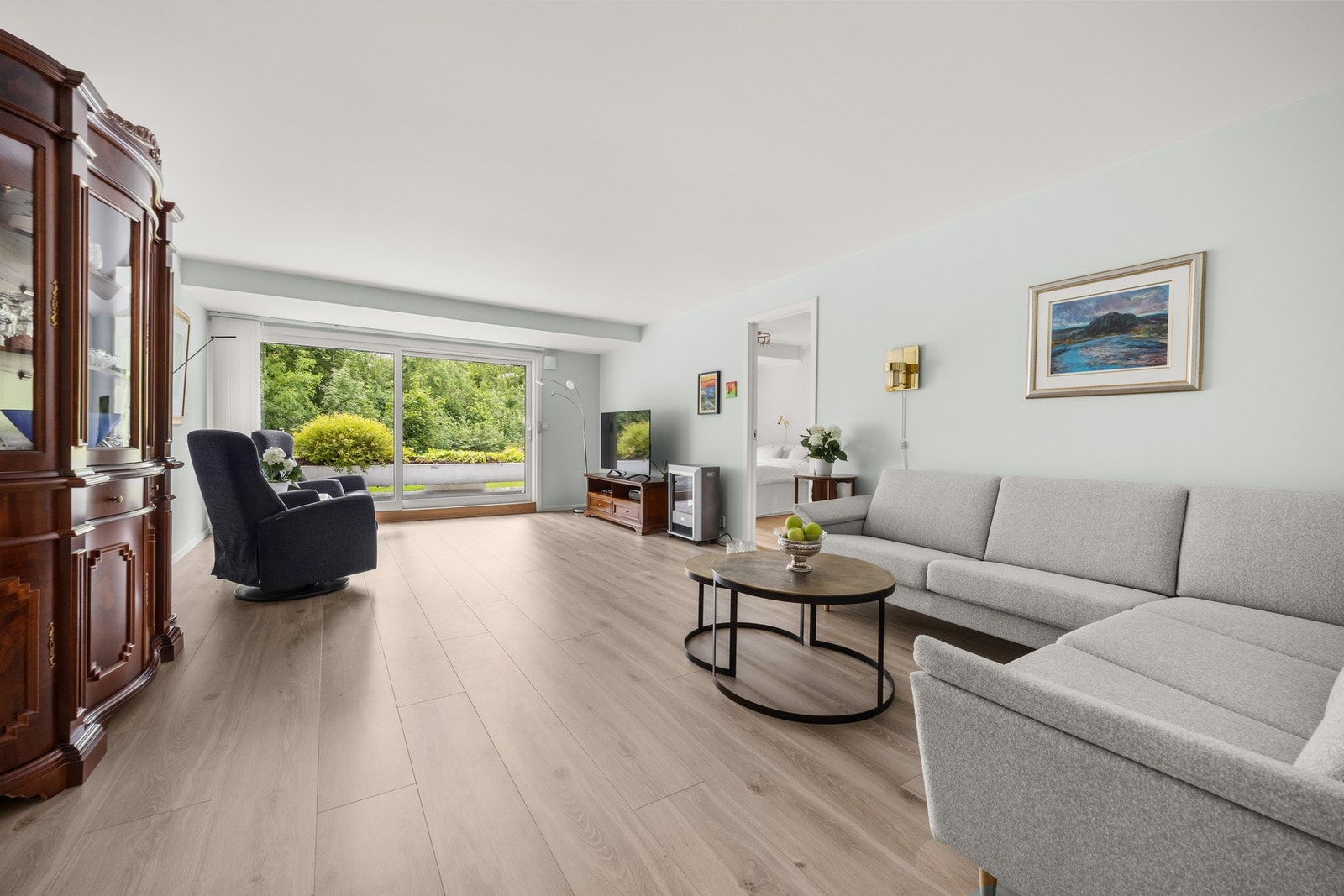 Det er god plass til en sofa samt tilhørende mediemøbler i stuen Galleribilde