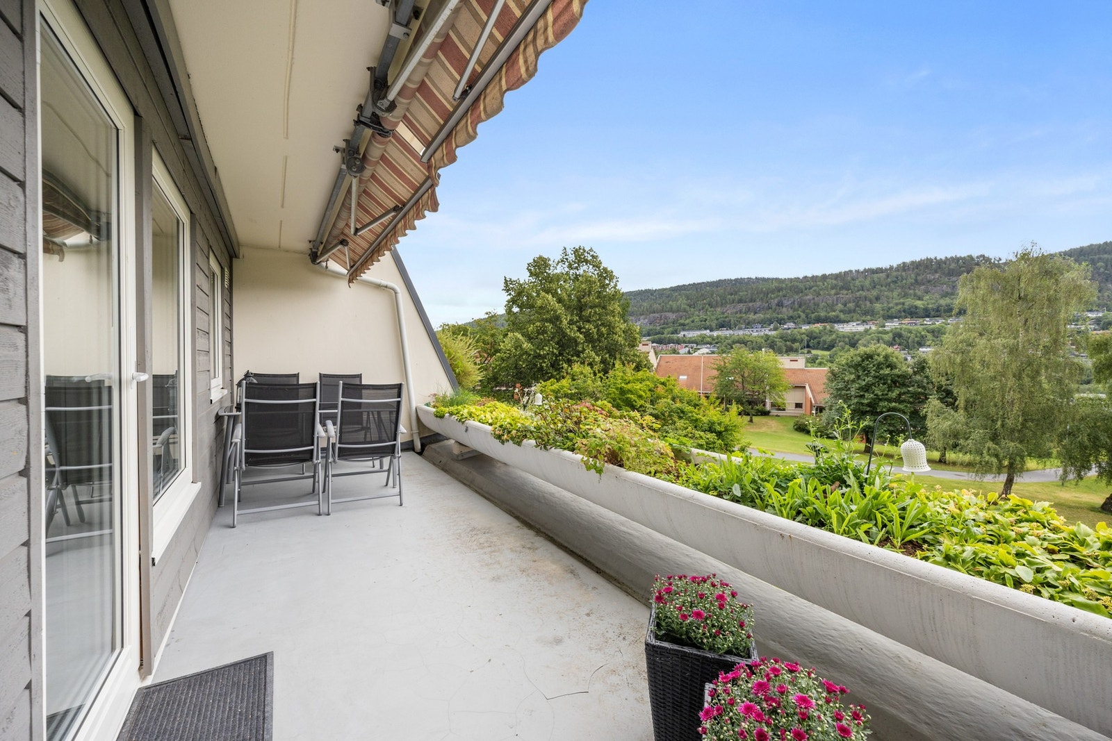 Utgang fra stue til vestvendt veranda Galleribilde