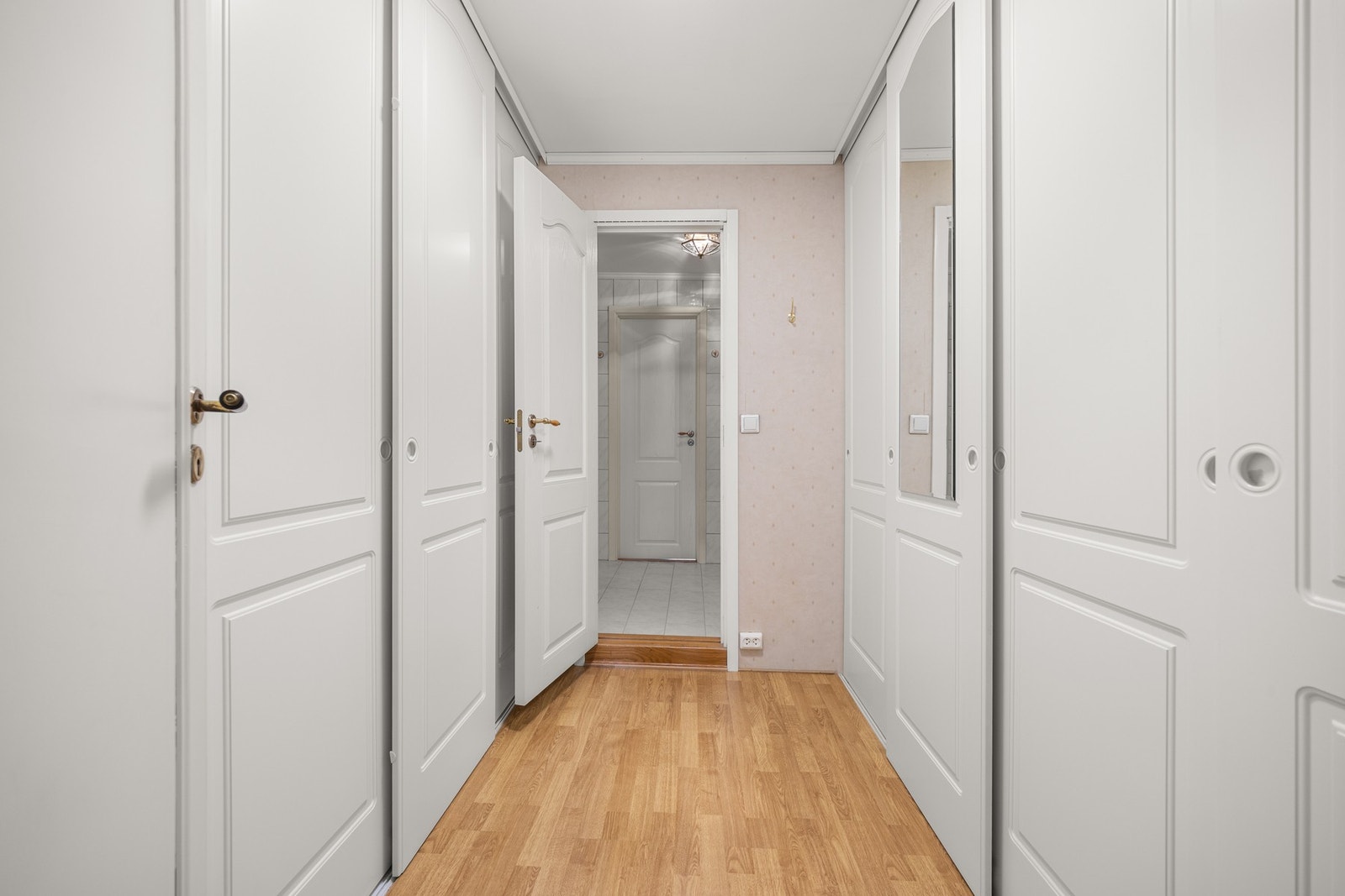 Walk in closet - fra hovedsoverommet. Galleribilde