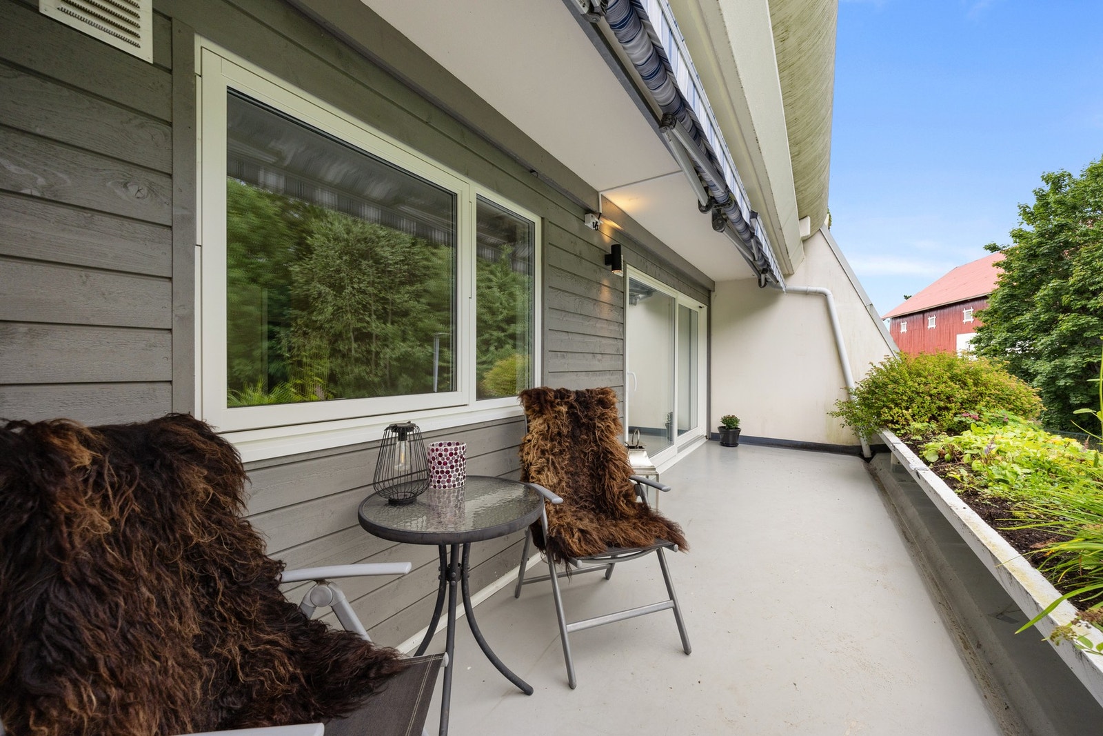 Utgang fra kjøkken til østvendt veranda Galleribilde