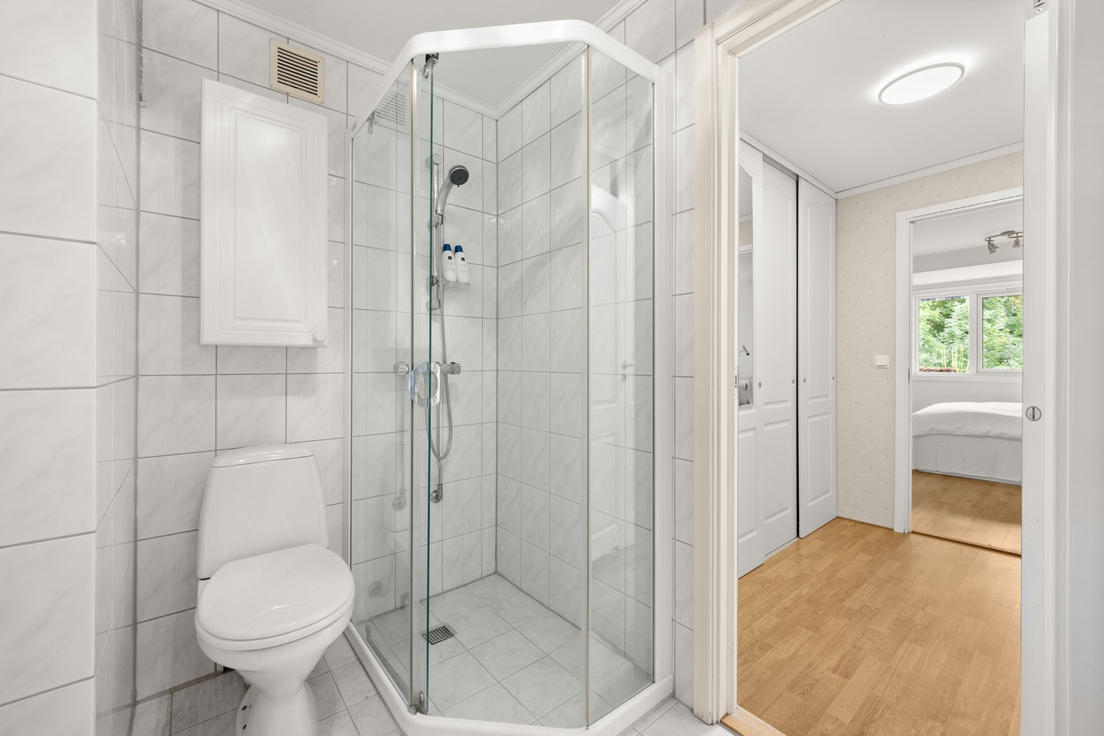 Fra soverommet er det adkomst direkte til badet. Galleribilde