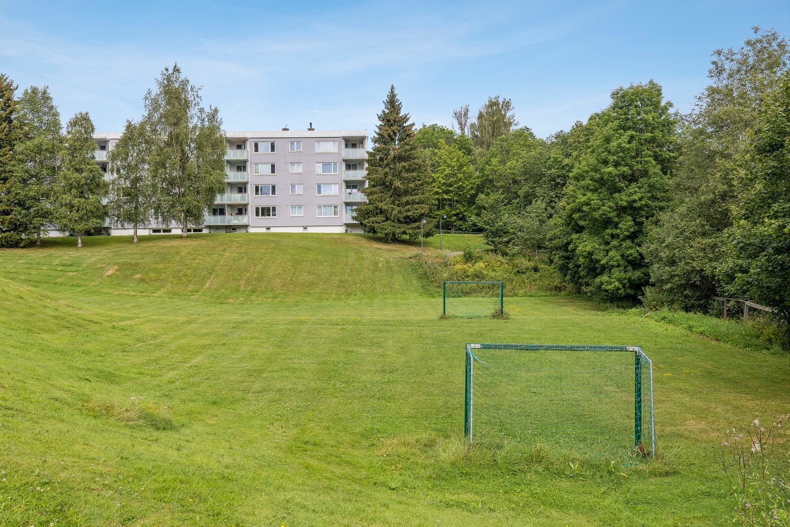 Den tilbaketrukne og rolige beliggenheten, kombinert med flotte grønne fellesområder, skaper et godt bomiljø og trygge omgivelser. Galleribilde
