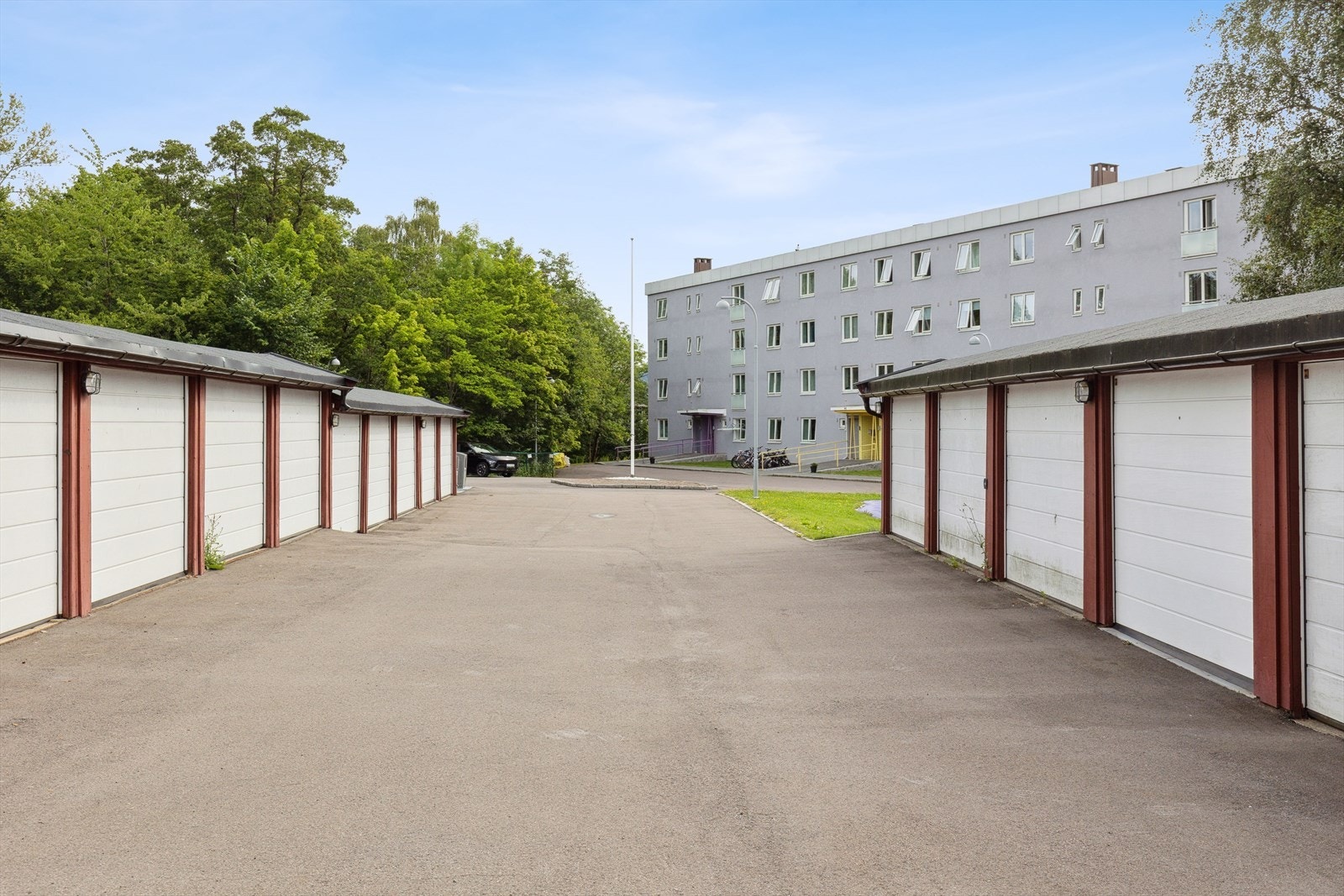 Det medfølger ingen fast parkering, men det er mulighet å leie garasje eller parkeringsplass i borettslaget Galleribilde