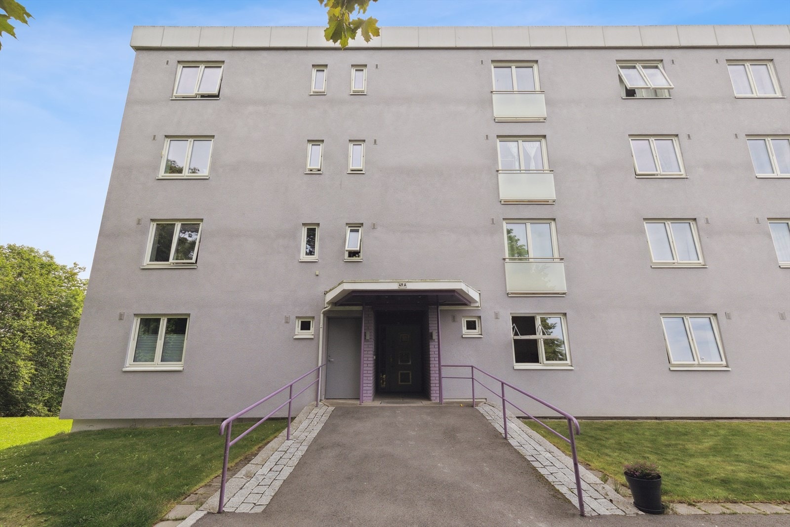Leiligheten ligger i byggets 4. etasje og har ingen beboelse over. Adkomst via trapperom fra felles inngangsparti Galleribilde
