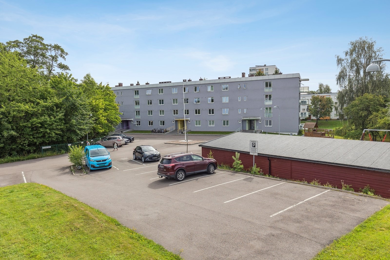Fra leiligheten er det gangavstand til t-bane, buss og tog som gir enkel tilgang til bl.a. Oslo S, Storo, Lillestrøm og Gardermoen. Galleribilde