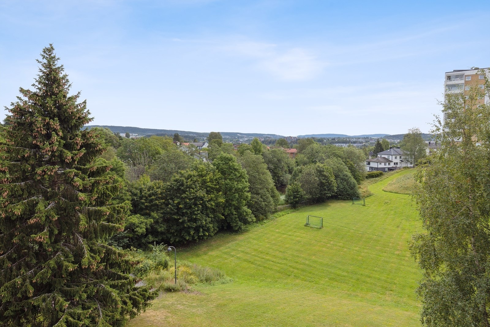 Borettslaget har grønne og velstelte fellesområder som byr til sosialt samvær, lek og rekreasjon. Galleribilde