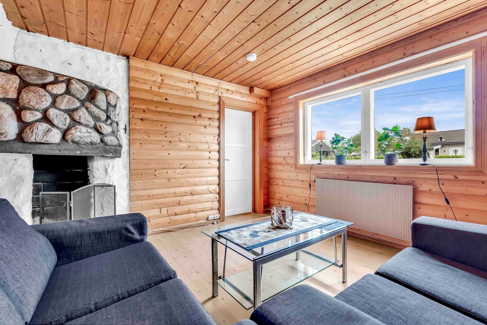 Koselig kjellerstue med god plass for en større lounge Galleribilde