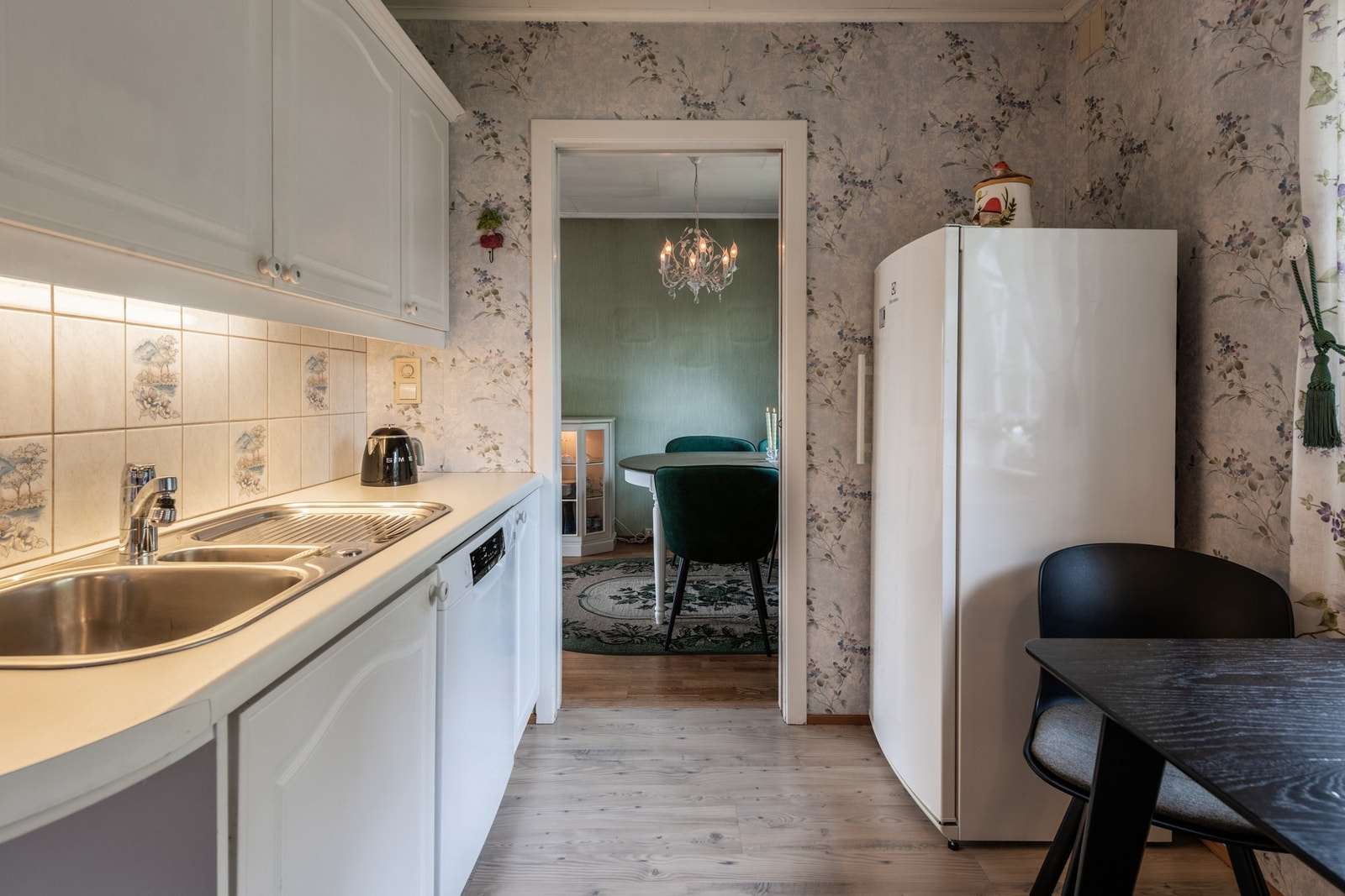 Kjøkkenet har naturlig avtrekk og innredning med profilerte fronter Galleribilde