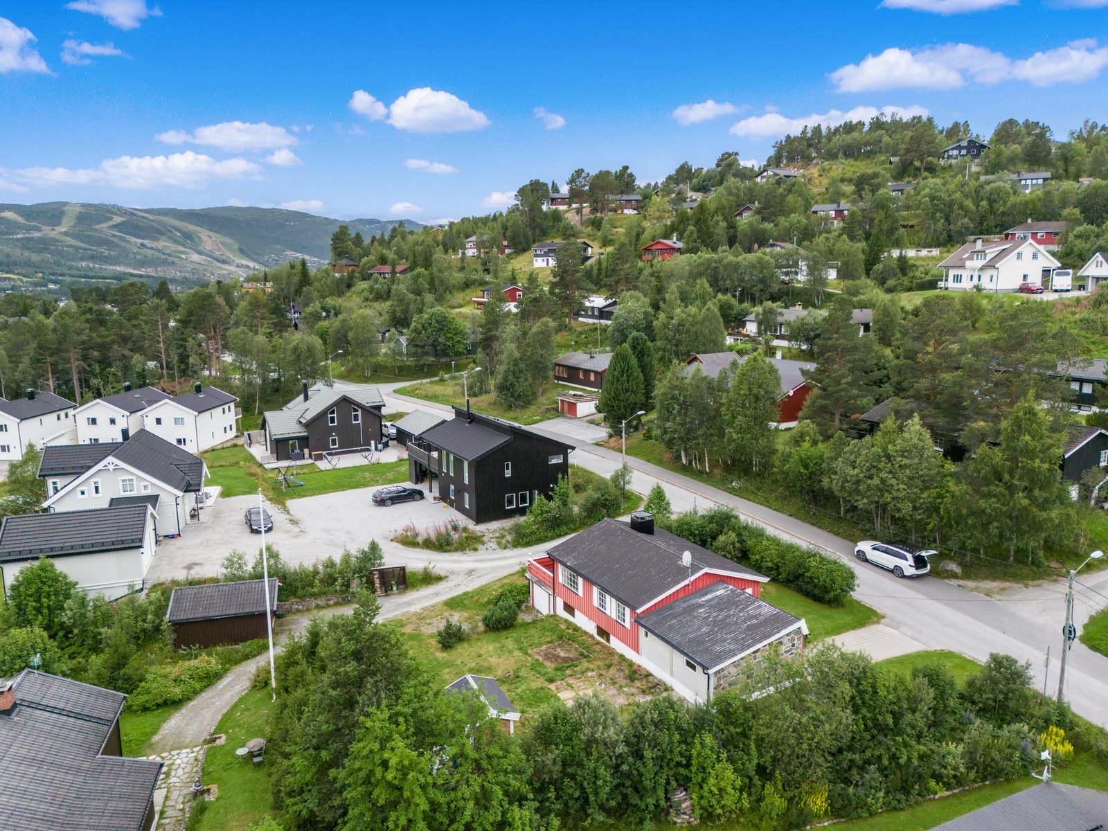 Eiendommen har 2 garasjer Galleribilde