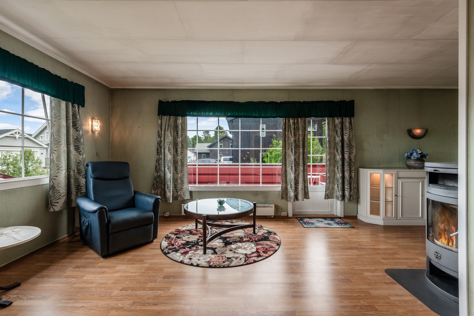 Åpen og romslig stue med utgang til veranda Galleribilde