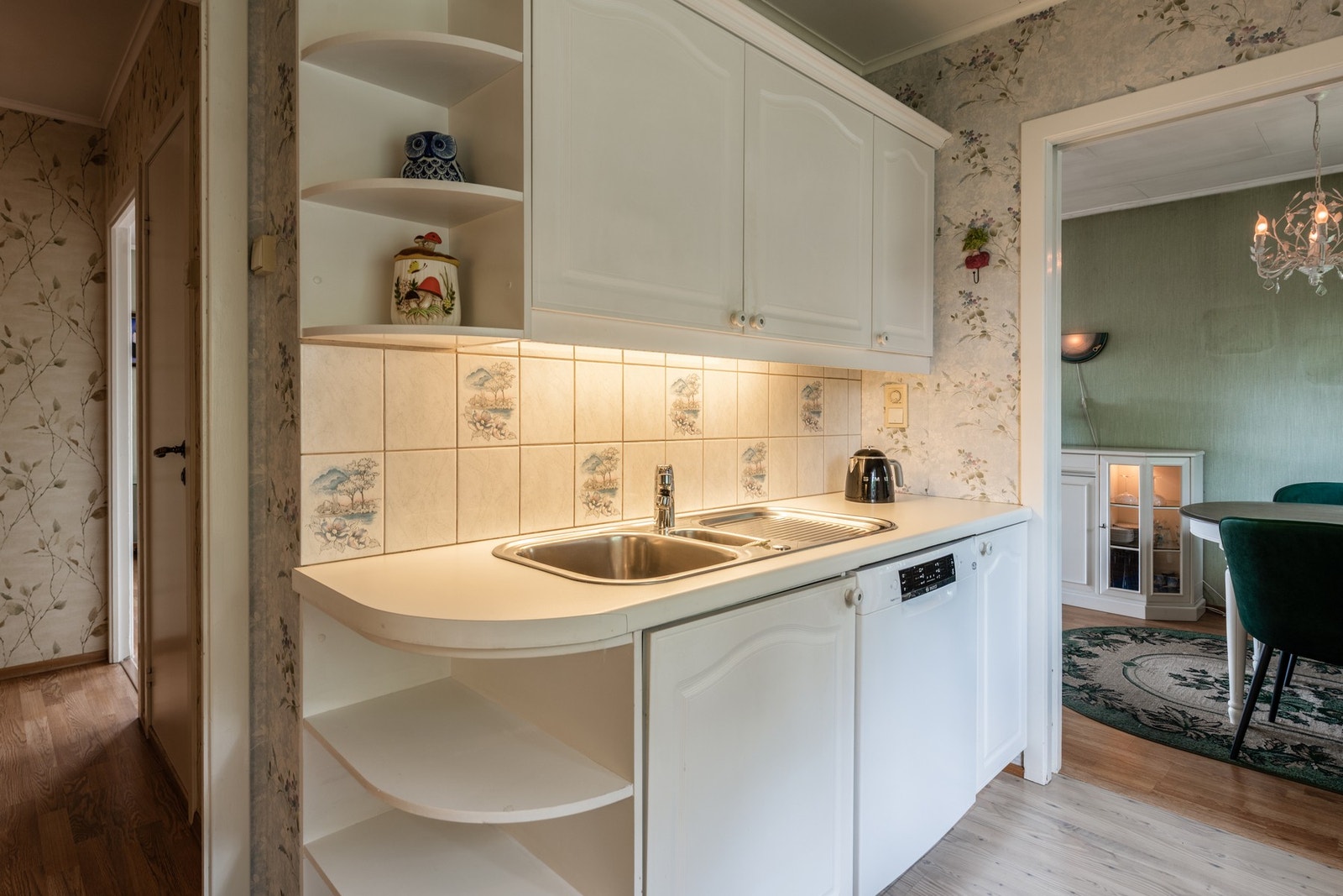 Tapetet harmonerer med detaljene på flisene Galleribilde