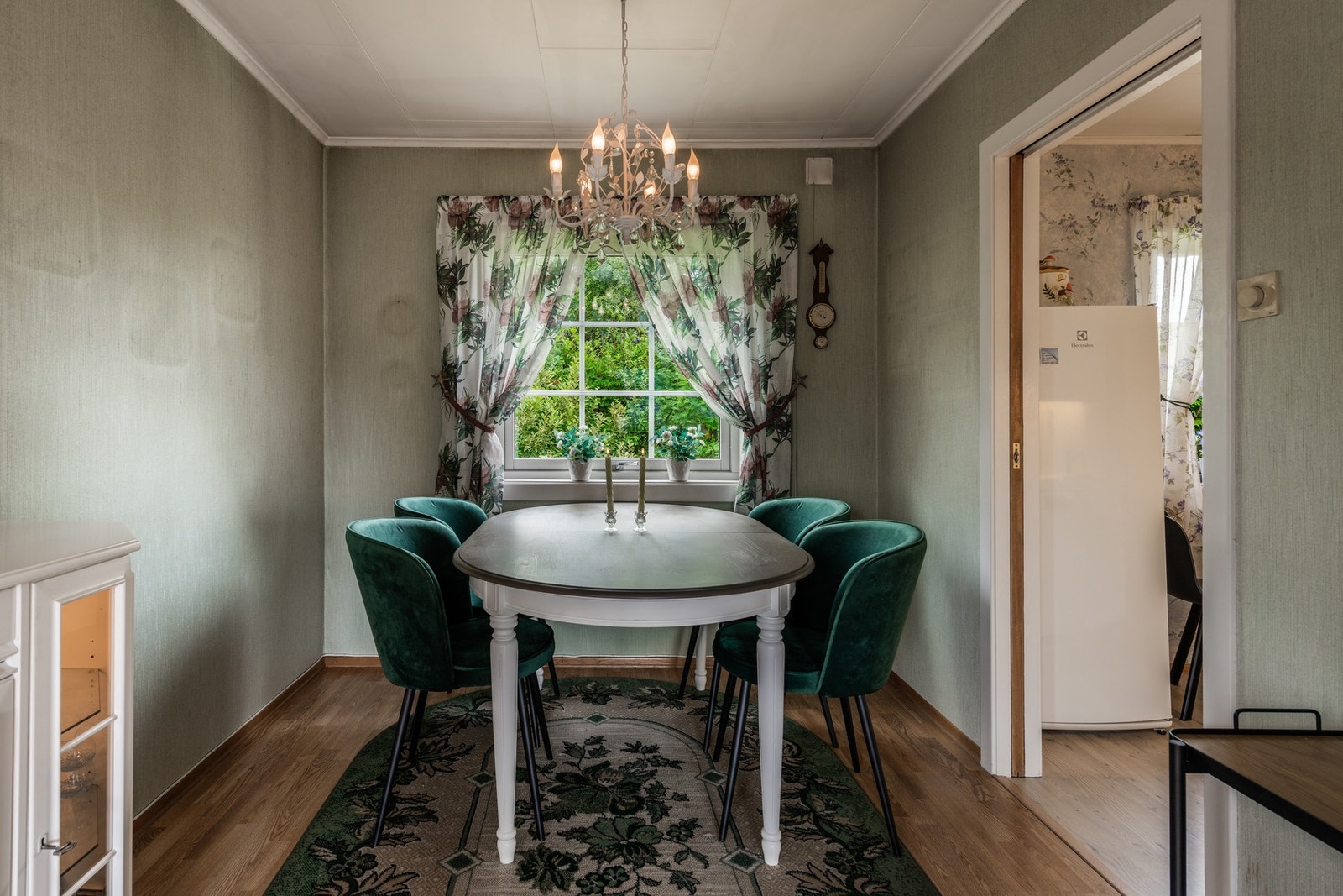 Fra spisestuen er det åpent inn til kjøkkenet Galleribilde