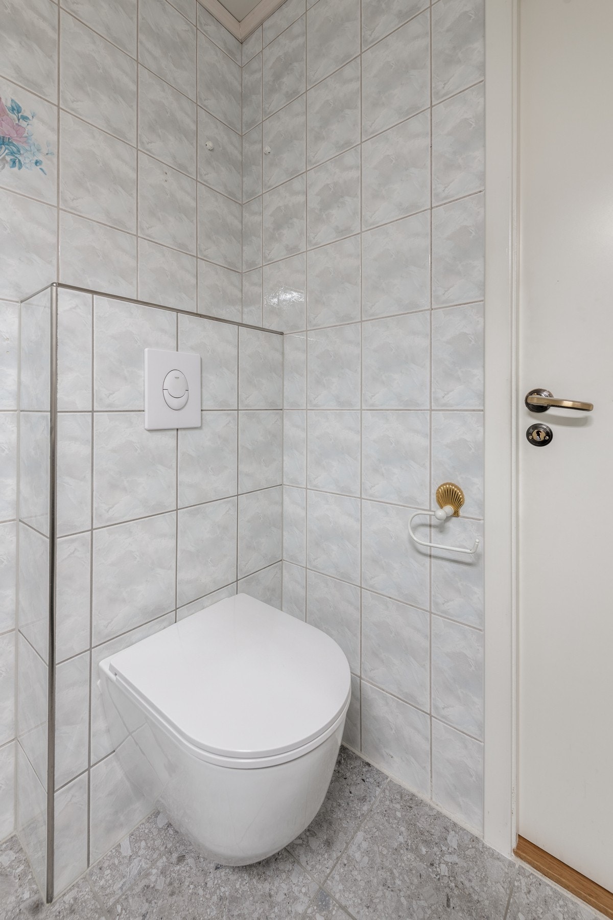 Badet har elektriske varmekabler i gulv Galleribilde