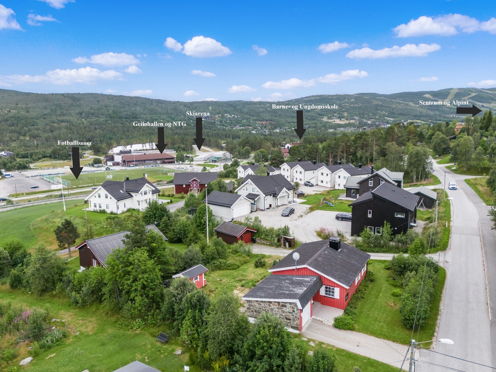 Fra eiendommen er det kort vei til både skole, fotballbane, Geilohallen, NTG og skiarena Galleribilde