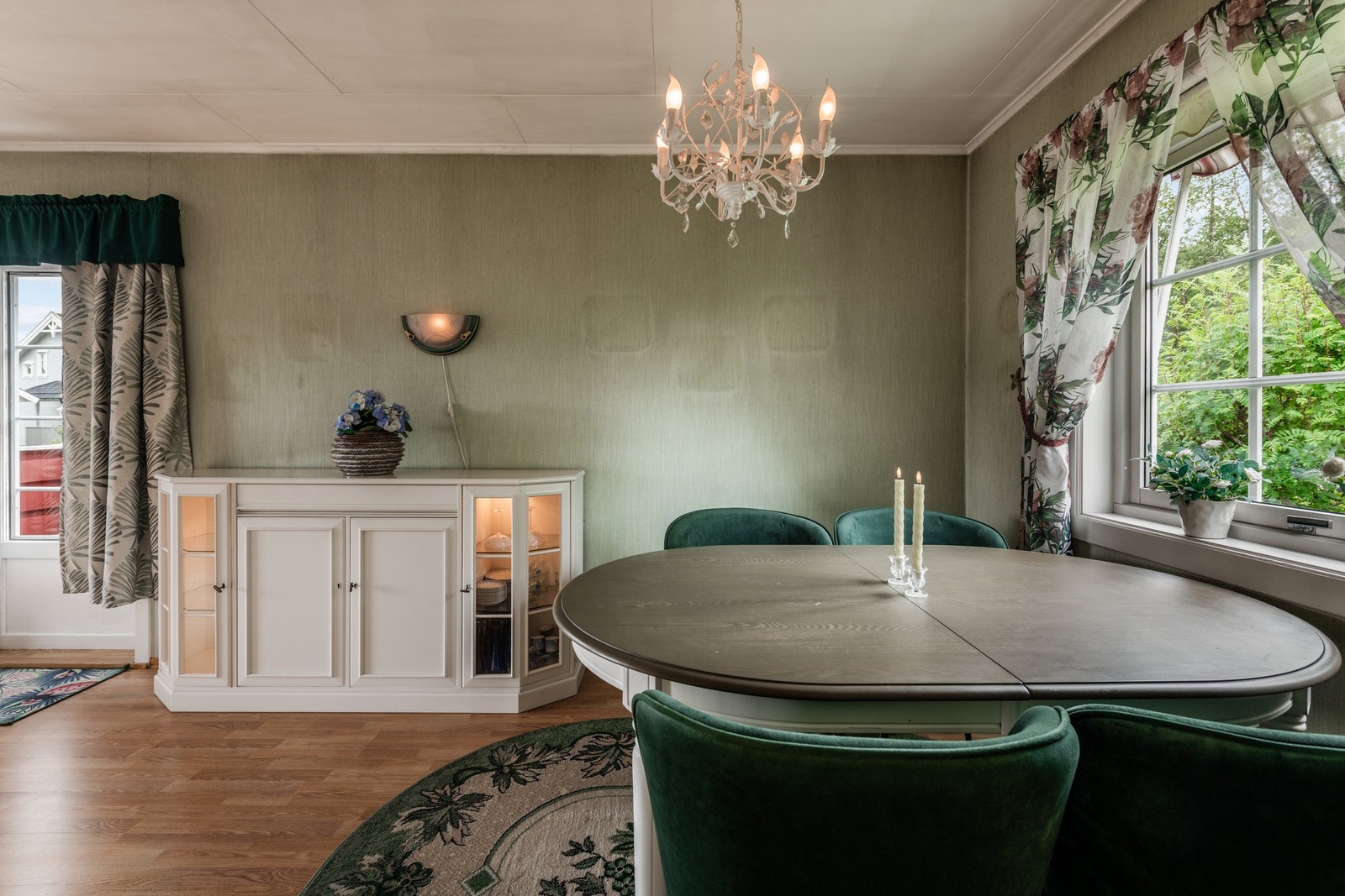 Spisestuen glir over i de samme lune tonene som stuen Galleribilde