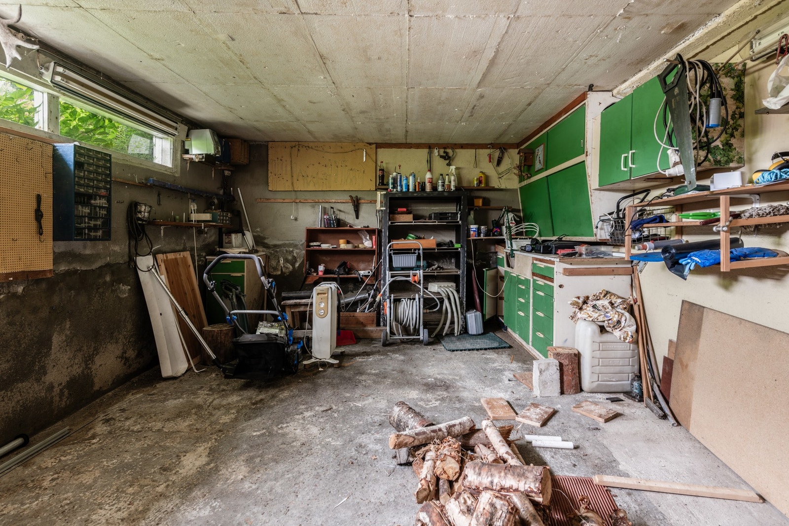 Det er 2 garasjer på eiendommen - her brukt til lagring Galleribilde