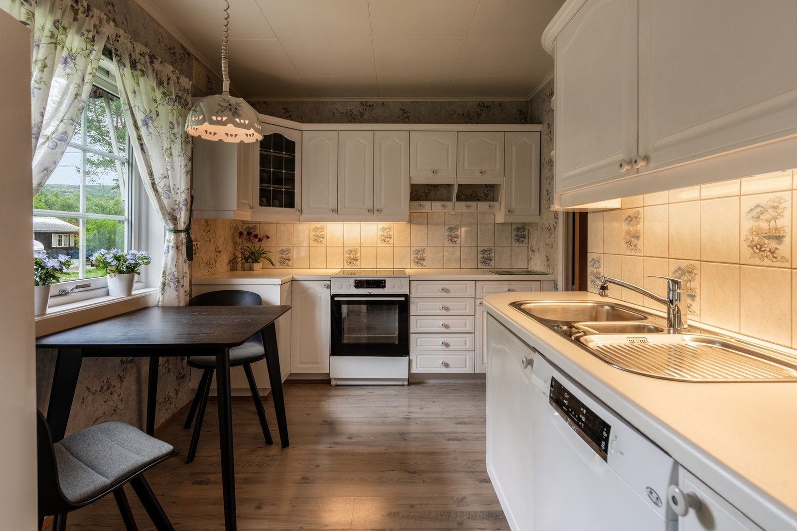 Koselig kjøkken med detaljer som fanger blikket Galleribilde