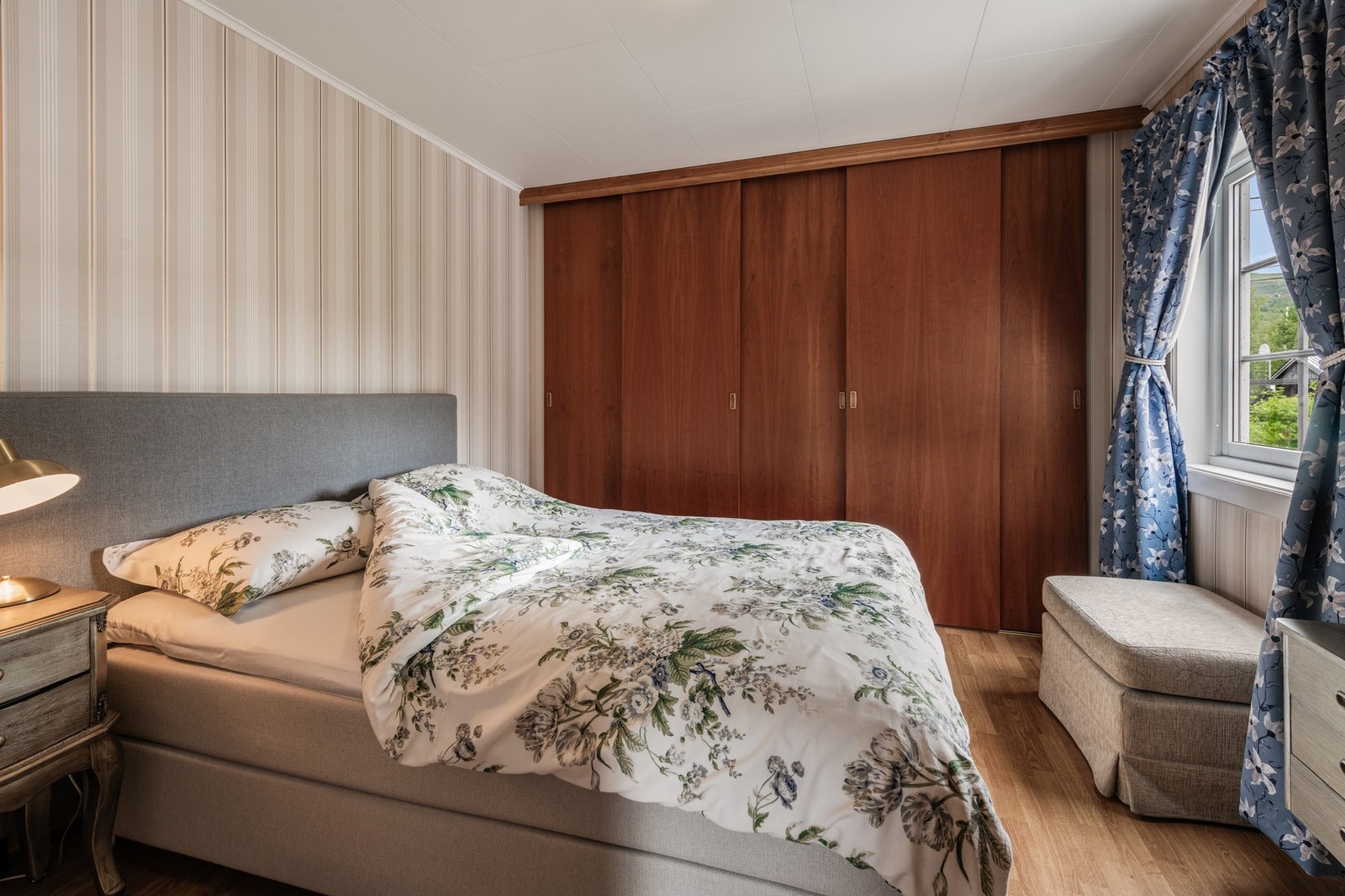 Romslig og lunt soverom, med plassbygd garderobeløsning Galleribilde