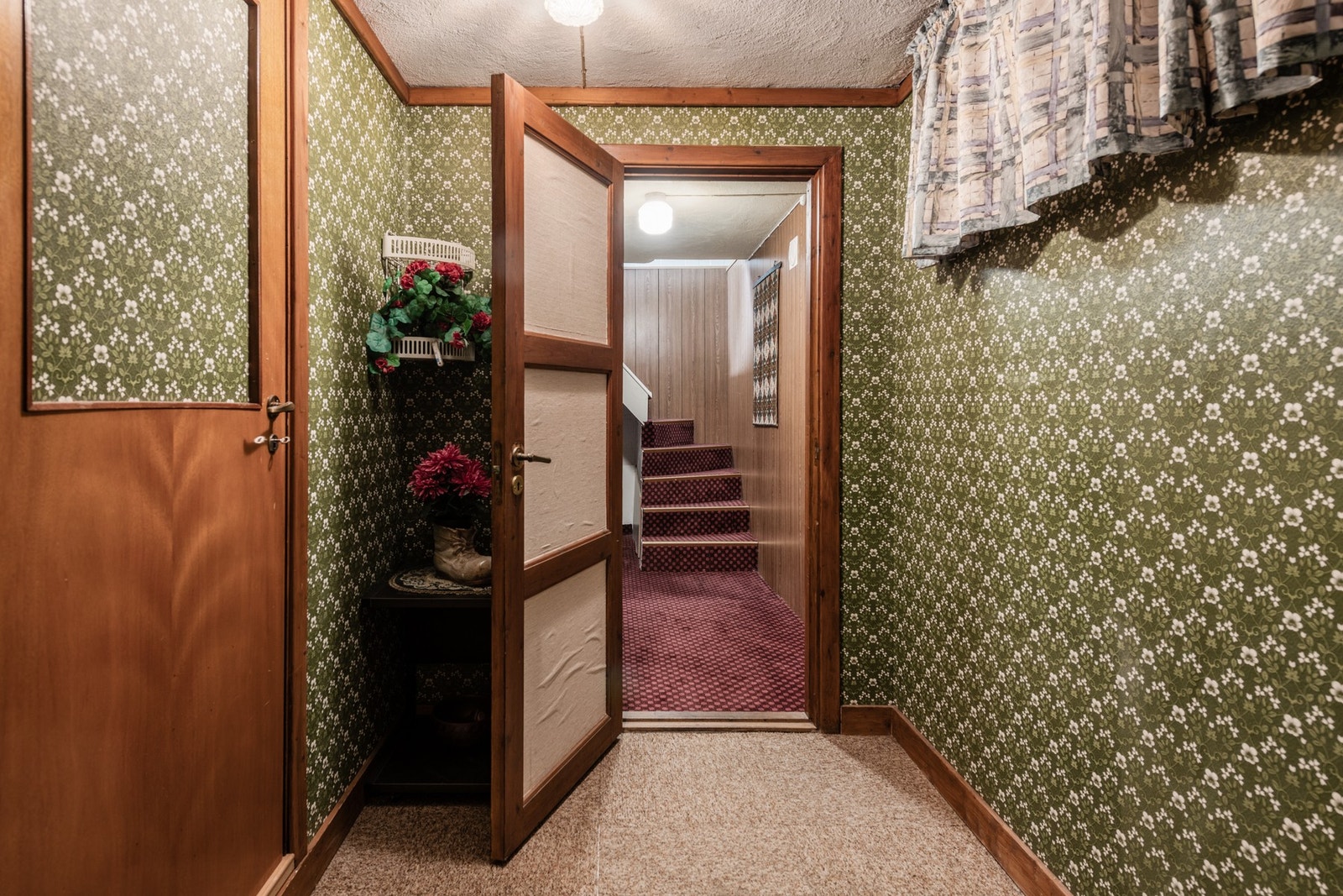 Underetasjen inneholder gang, soverom, bad, bod, lagerrom og garasje Galleribilde